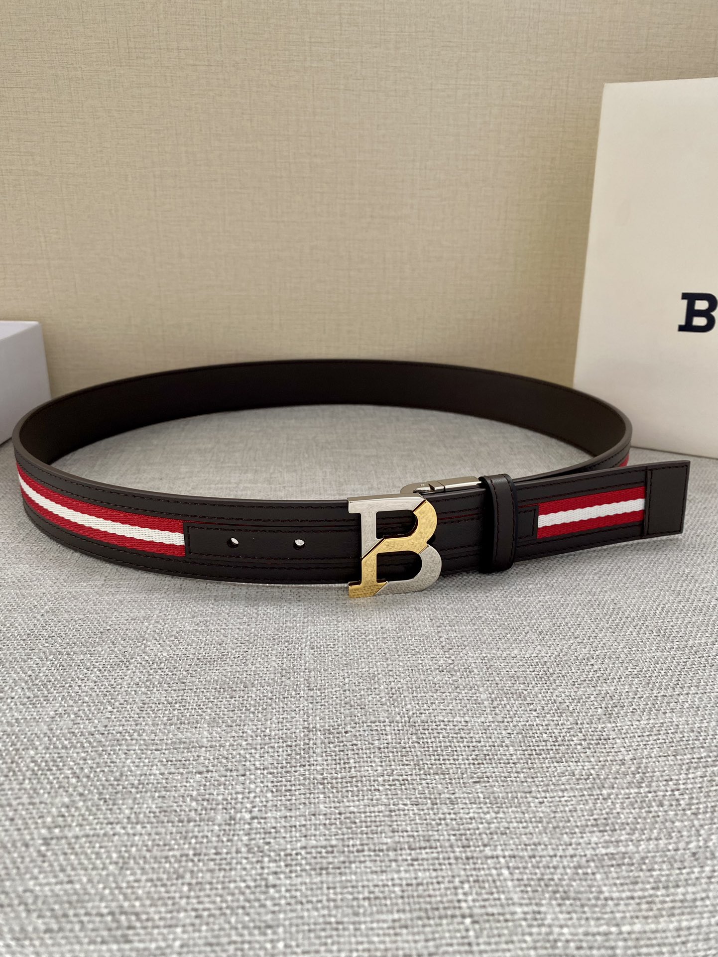 这款BBuckle腰带以合成织物制成