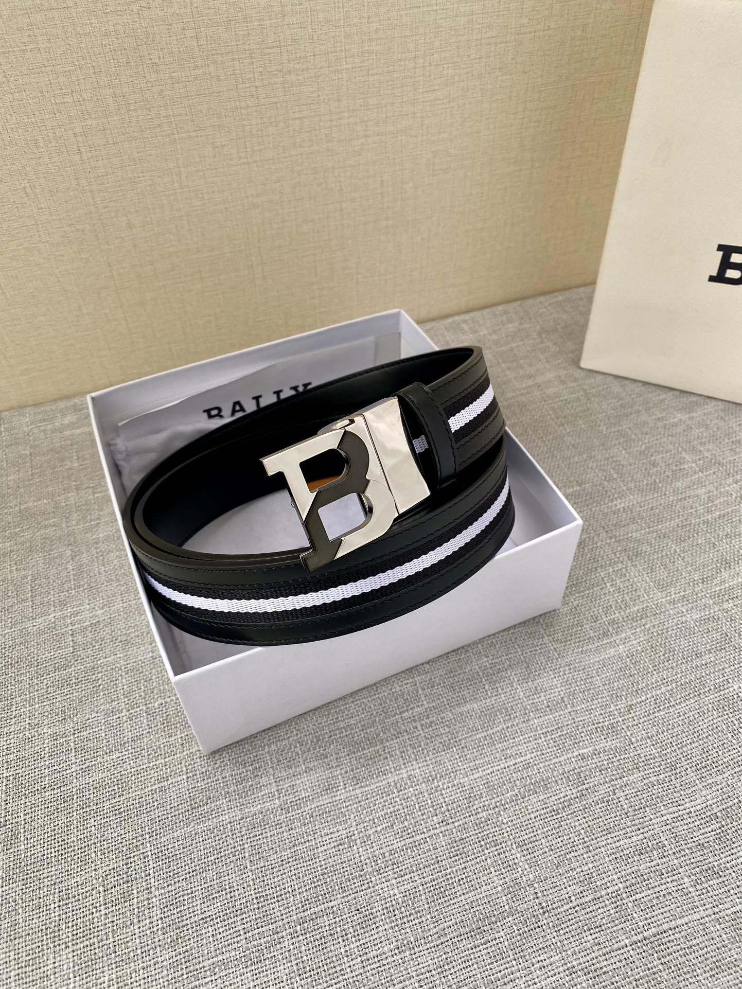 这款BBuckle腰带以合成织物制成