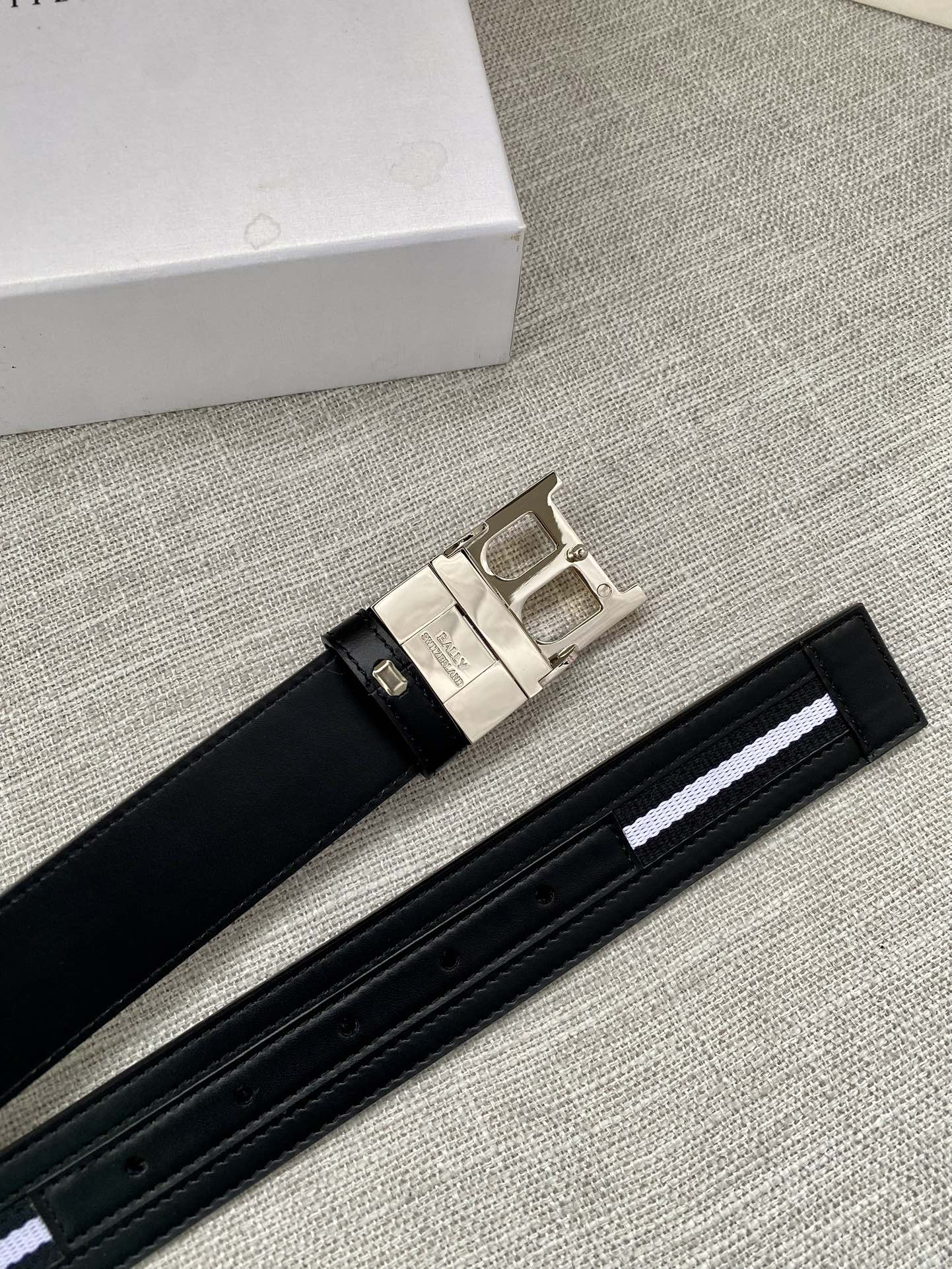 这款BBuckle腰带以合成织物制成