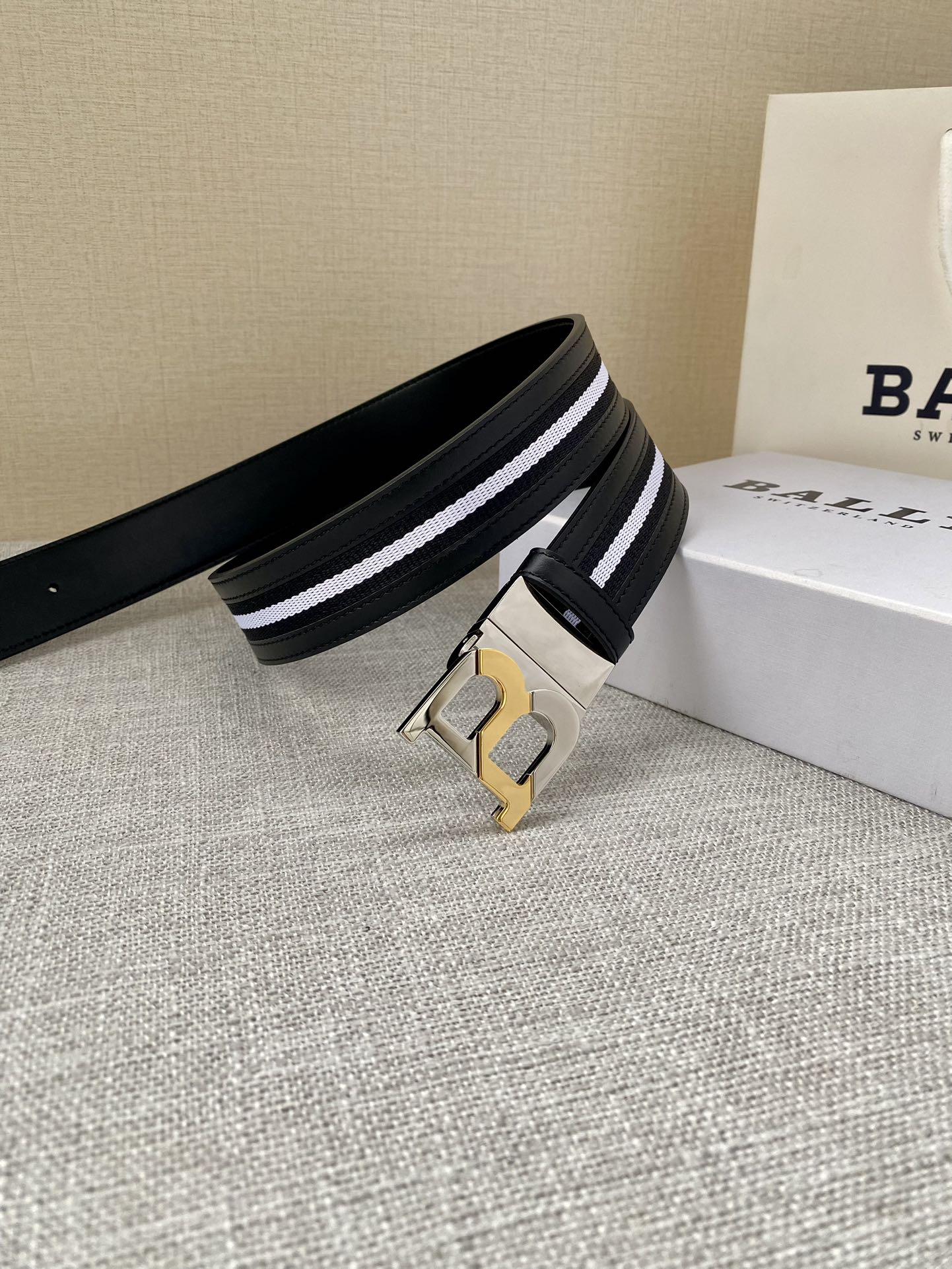 这款BBuckle腰带以合成织物制成