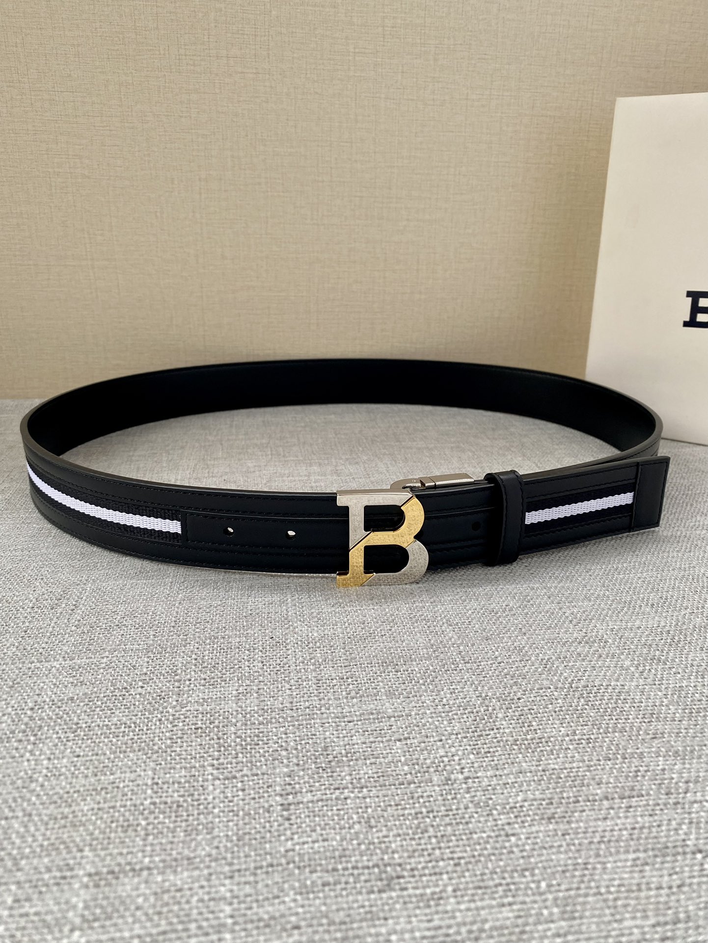 这款BBuckle腰带以合成织物制成