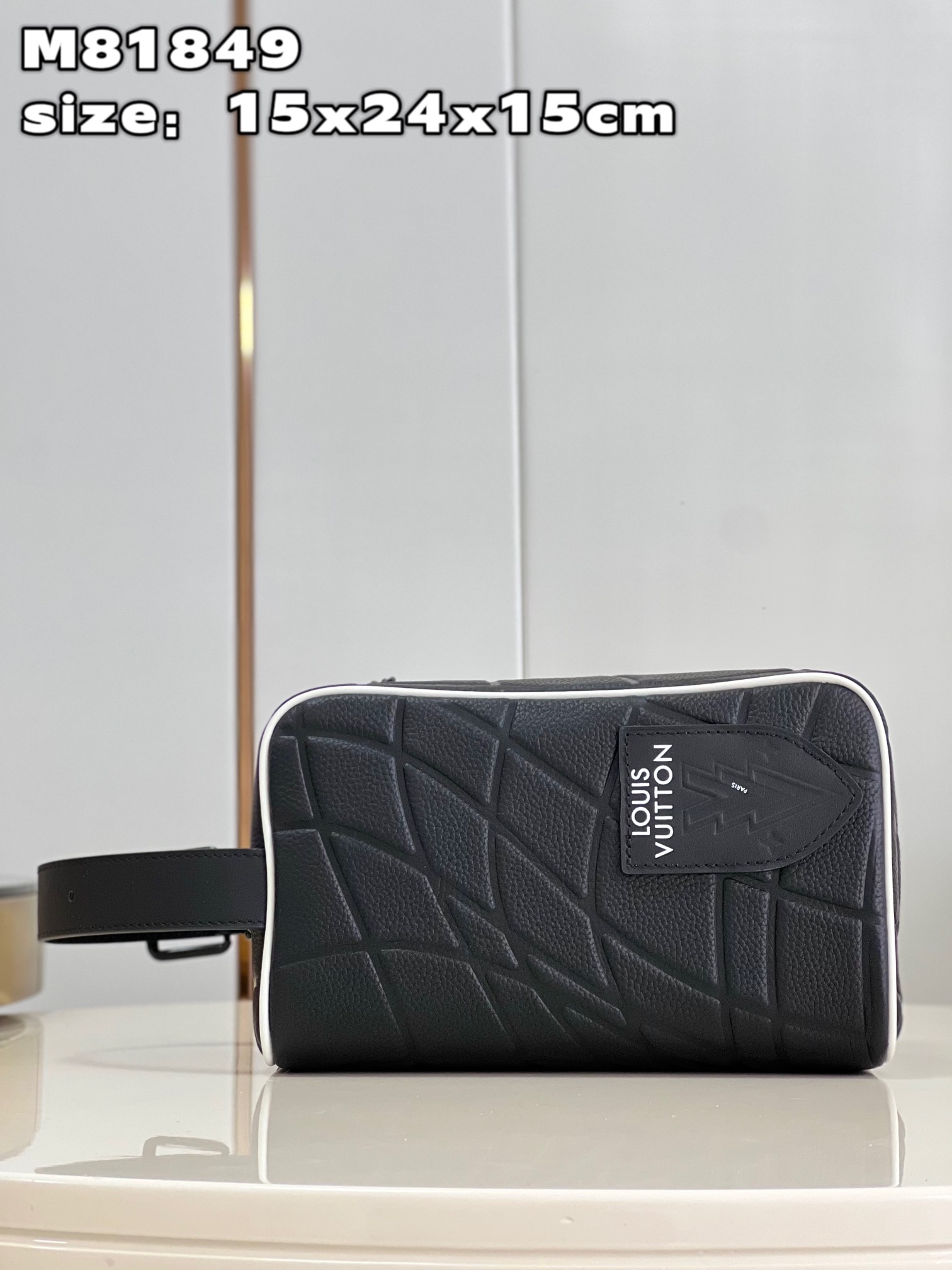 NO:399643,[Exclusive real shot M81849] World Cup co-branded series This Dopp Kit wash bag is made of Taurillon leather. The embossed pattern reminds people of the ball net that the football hits. The same color LV label, adjustable leather handle is easy to carry. size15x24x15cm Z.,LV [original leather],louis vuitton19860909【独家实拍 M81849】世界杯联名系列 本款Dopp Kit洗漱包取材Taurillon皮革 压花图案让人联想到足球击中是的球网 同色系LV标签 可调节皮革手柄便于携带 size15x24x15cm Z.,LV【原厂皮】,louis vuitton,Bag