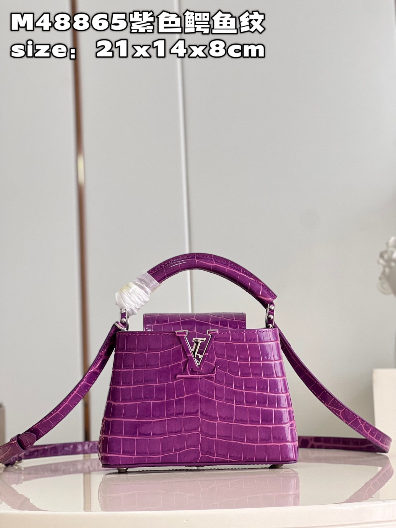 NO:399651,【Exclusive real photo M48865 purple crocodile pattern mini】Capucines mini handbag is made of crocodile leather, and is polished and shining. Luxurious goatskin lining and shiny metal trim, the unique Capucines cover can be included in the bag, display letter logo, and can be turned outward.size21x14x8cm N.,LV【Original leather】,louis vuitton, sheepskin,crocodile skin19860909【独家实拍 M48865紫色鳄鱼纹 迷你】Capucines迷你手袋由鳄鱼皮制成,经上光处理,闪耀迷人.奢华的山羊皮衬里与闪闪发光的金属饰件,特有的 Capucines搭盖既可收入包内,展示字母标识,又可外翻.size21x14x8cm N.,LV【原厂皮】,louis vuitton,sheepskin,crocodile skin,Bag