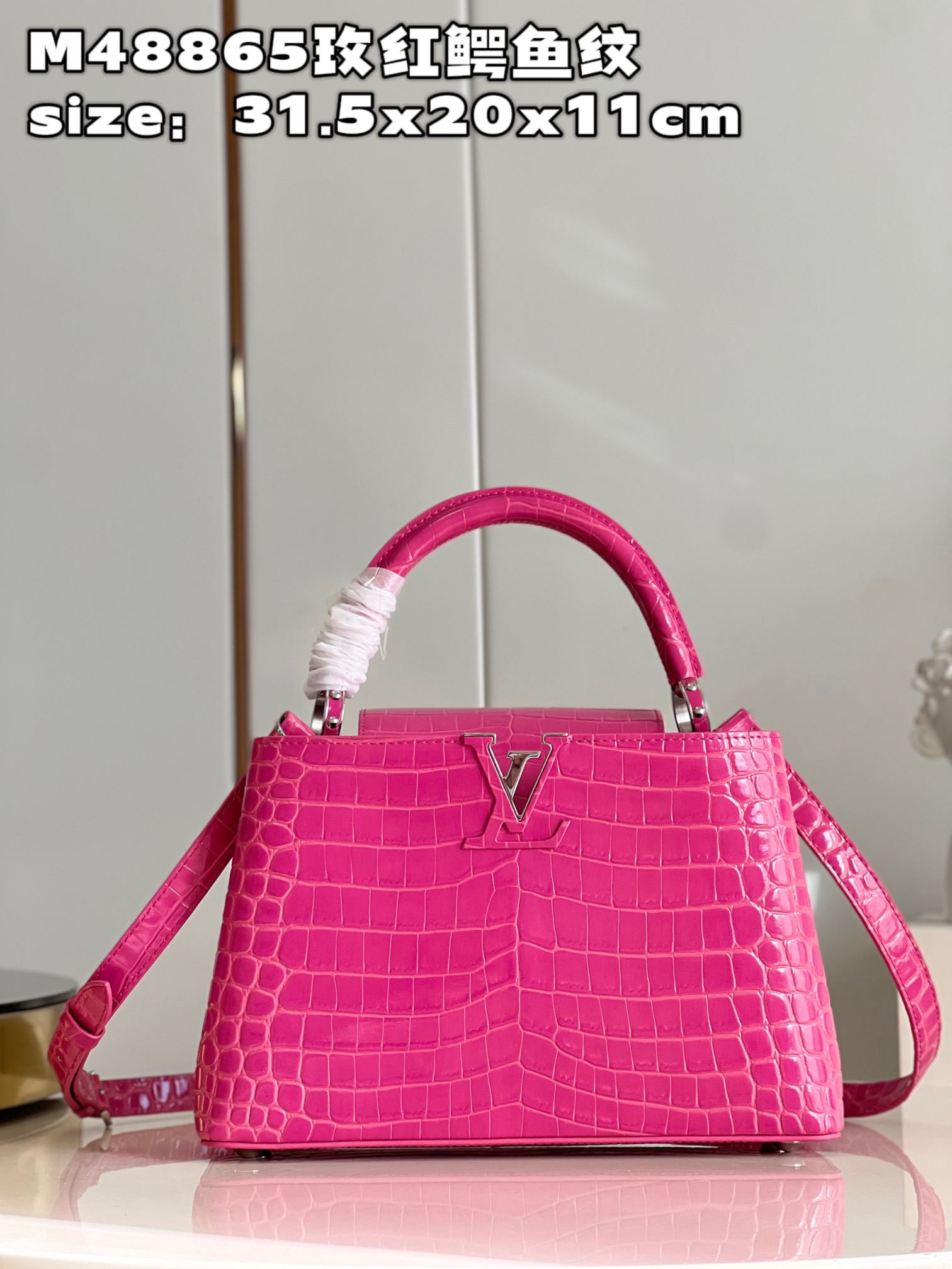 NO:399653,【Exclusive real photo M48865 Rose Red Crocodile Pattern Medium】 Capucines Medium handbag is made of crocodile leather, glossed and charming. Luxurious goatskin lining and shiny metal trim, the unique Capucines cover can be included in the bag, display letter logo, and can be turned outward. Size31.5x20x11cm N.,LV【Original leather】,louis vuitton, sheepskin,crocodile skin19860909【独家实拍 M48865玫红鳄鱼纹 中号】 Capucines 中号 手袋由鳄鱼皮制成,经上光处理,闪耀迷人.奢华的山羊皮衬里与闪闪发光的金属饰件,特有的 Capucines搭盖既可收入包内,展示字母标识,又可外翻.size31.5x20x11cm N.,LV【原厂皮】,louis vuitton,sheepskin,crocodile skin,Bag