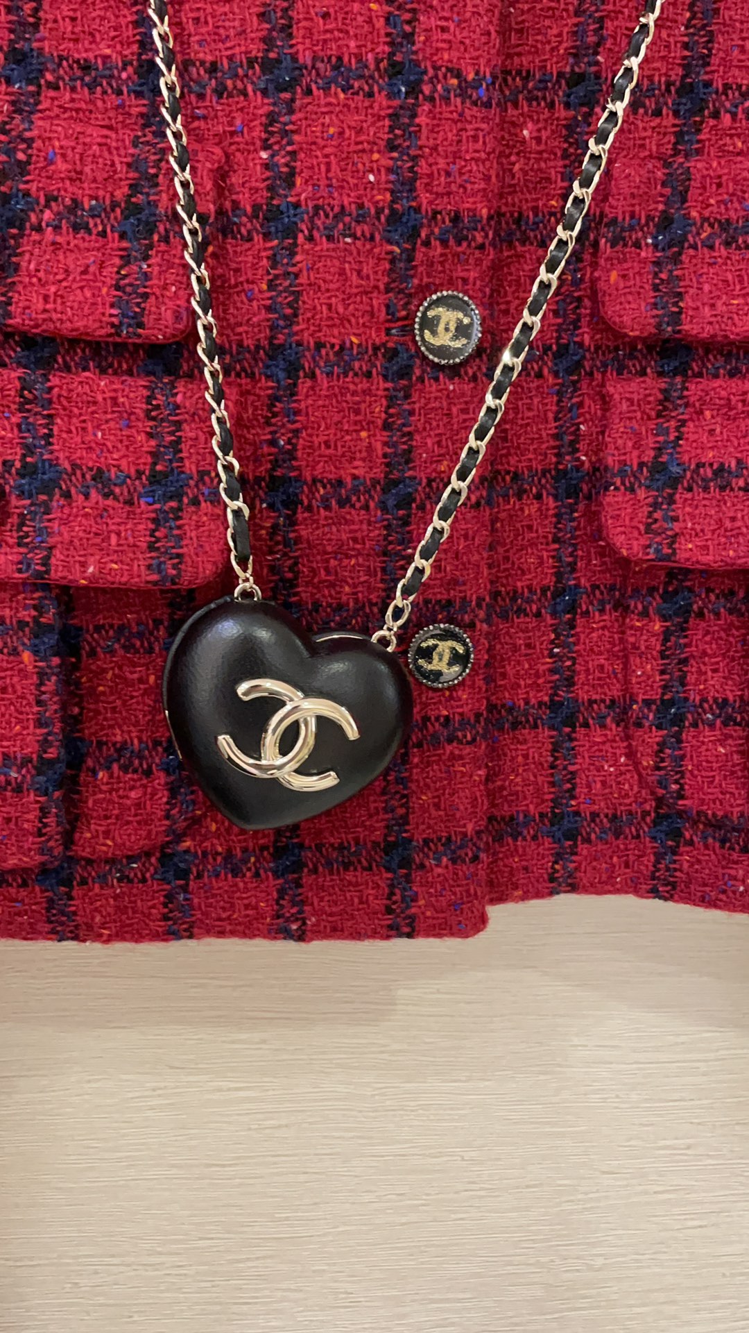 NO:647782,88390 Ready in stock, 22K new retro black lambskin large love double C leather chain necklace sweater chain. The bag can be carried cross-body. The sweater chain can be used as a cross-body bag. It is so cute. It can’t hold anything, but it can be cute. The combination of leather chain elements is more cool. Exclusively purchased from yb custom made. Brass material, lambskin, heart necklace with packaging box, satchels, crossbody  bags,sweaters,necklace,sheepskin,Cardia high-end jewelry1986090988390 现货秒发 22K新款复古黑色小羊皮大号爱心双C皮穿链项链毛衣链 包包可斜挎 可以当斜挎包的毛衣链 简直萌翻了 装不了什么东西但可以装可爱啊 皮穿链元素的搭配更多了几分酷飒感 独家购入yb定制 黄铜材质 小羊皮 桃心项链带包装盒,,satchels,crossbody bags,sweaters,necklace,sheepskin,卡迪亚高端饰品,Jewelry