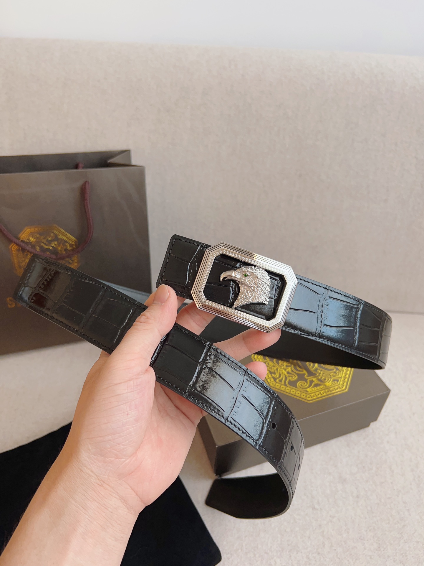 “Quintium Gold Eagle-Head Steel Button Belt with Italian Head-Skin Details” - 图片 2