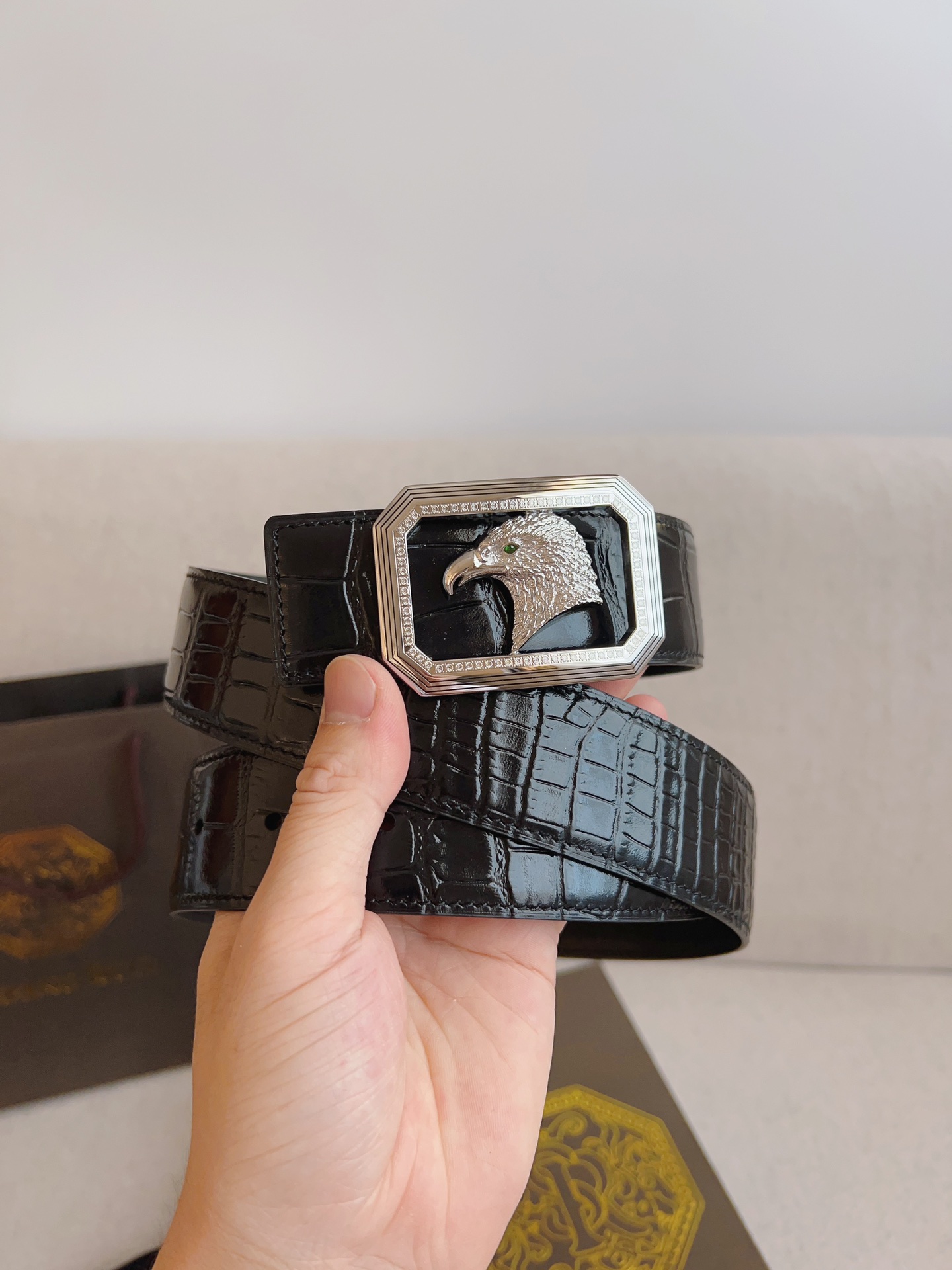 “Quintium Gold Eagle-Head Steel Button Belt with Italian Head-Skin Details” - 图片 1
