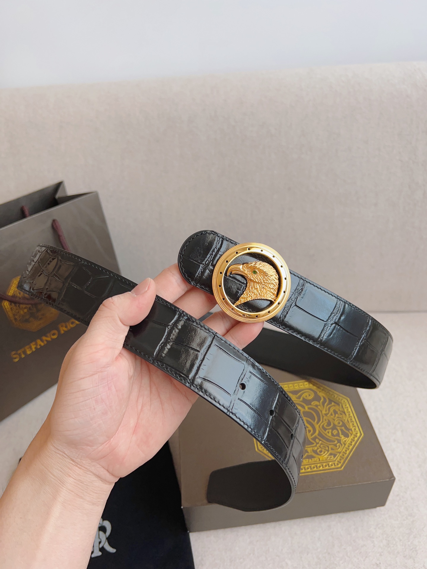 Italian Quintium Gold Eagle-Head Steel Button Belt with Gator Strips: Stylish and High-Quality. - 图片 2