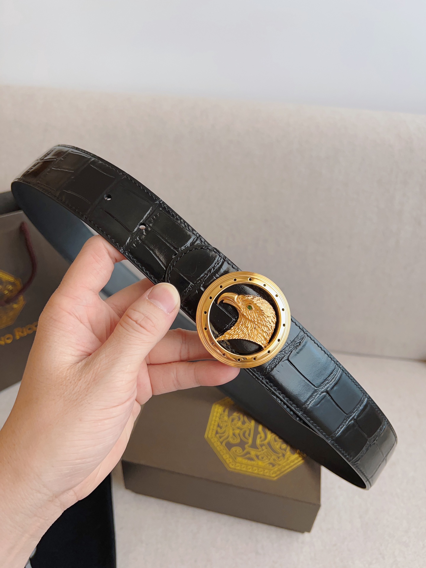 Italian Quintium Gold Eagle-Head Steel Button Belt with Gator Strips: Stylish and High-Quality. - 图片 3