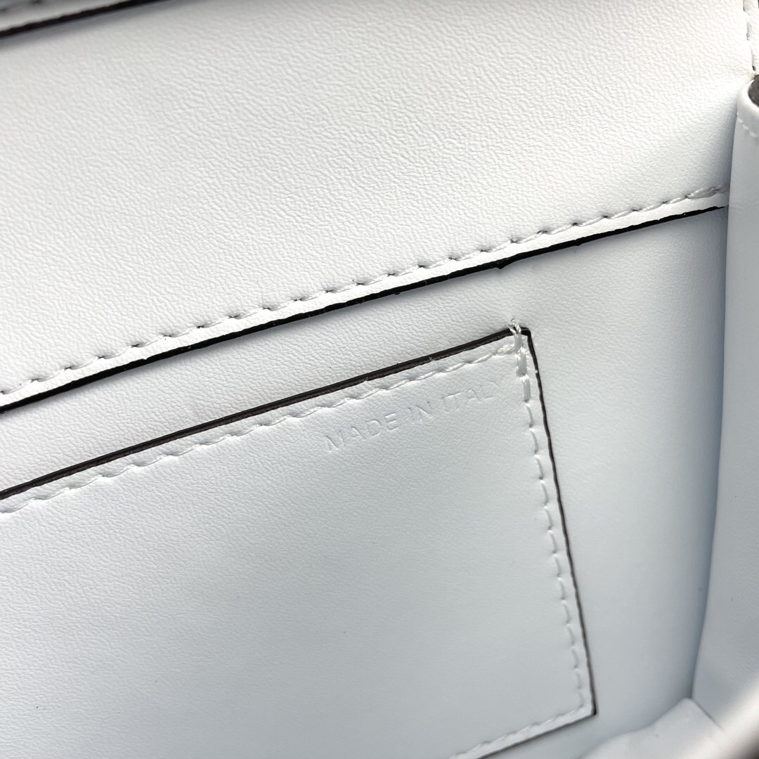 💖蛇纹皮➕钻石扣💖 🆕新款Garavani MINI LOCÒ采用进口蛇纹小牛皮手袋,装饰钻石扣💎VLogo Signa 💖蛇纹皮➕钻石扣💖 🆕新款Garavani MINI LOCÒ采用进口蛇纹小牛皮手袋,装饰钻石扣💎VLogo Signa