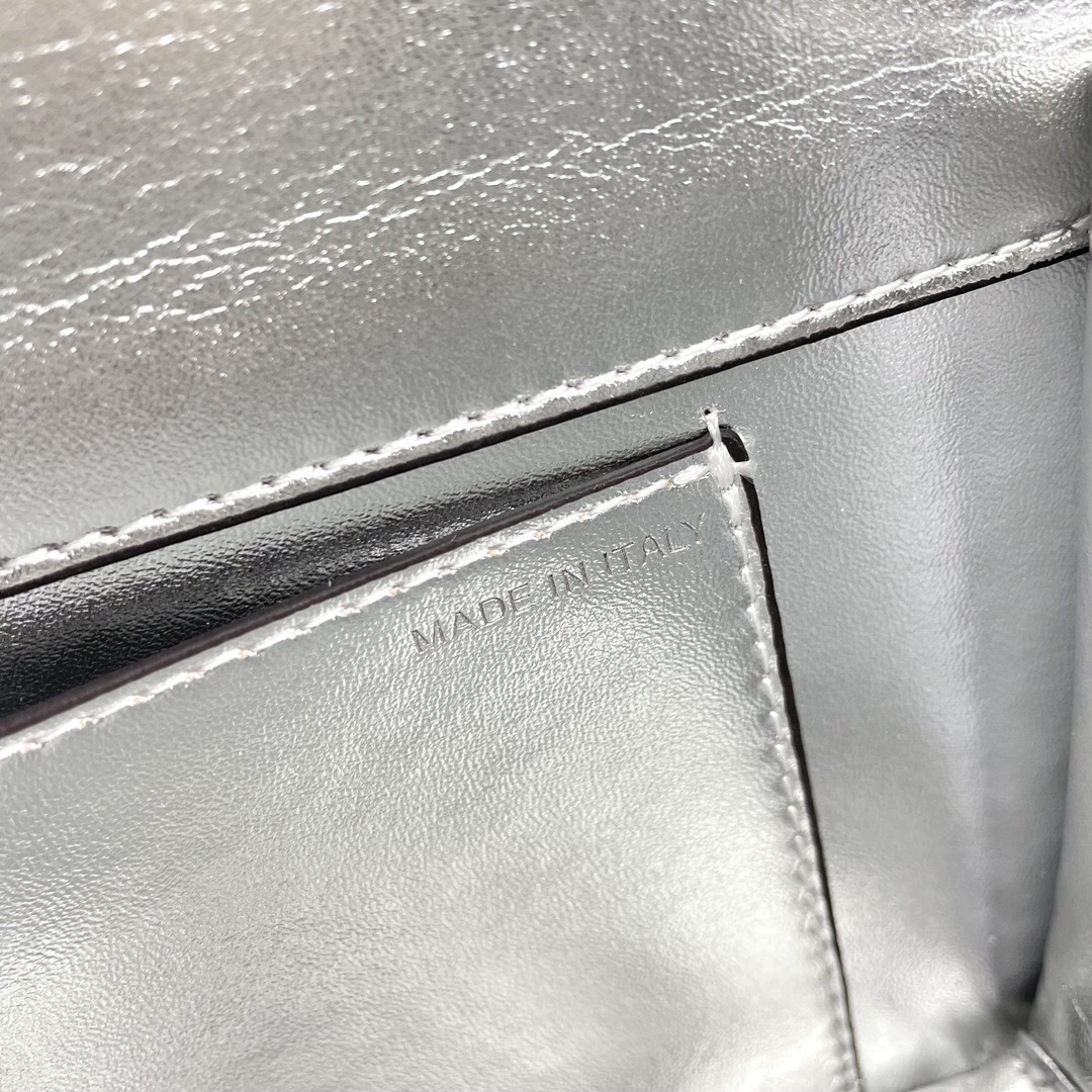 💖蛇纹皮➕钻石扣💖 🆕新款Garavani MINI LOCÒ采用进口蛇纹小牛皮手袋,装饰钻石扣💎VLogo Signa 💖蛇纹皮➕钻石扣💖 🆕新款Garavani MINI LOCÒ采用进口蛇纹小牛皮手袋,装饰钻石扣💎VLogo Signa