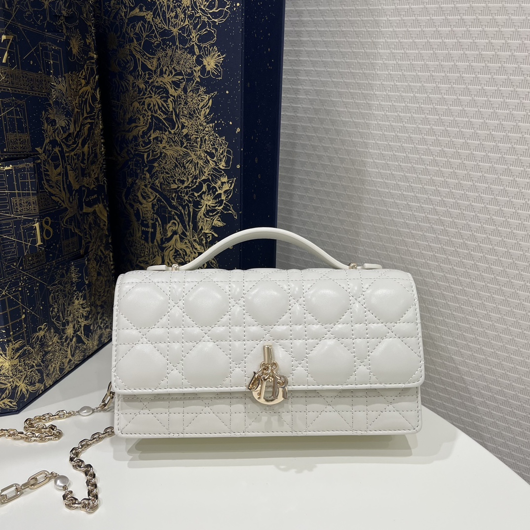 Tamaño pequeño en blanco ‼️ El último bolso de mano con cadena de perlas de la tienda 🆕, con el icónico patrón de mimb…