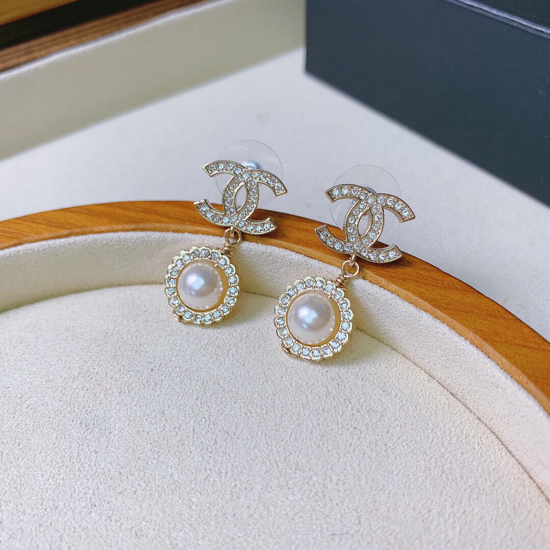 NO:104877,Number XED0591 Small fragrance golden sunflower rotating pearl round earrings. It’s a beautiful one!  The very beautiful Swarovski rhinestone lace is like a sun flower, with a rotating Swarovski pearls that can rotate~ Sometimes it has the meaning of running. This is very heavy-duty, with the double C logo and the front and back of the pendant Swarovski crystals. Note that this is also a special laser logo, not embedded. It is a very elegant and beautiful style, jewelry boutique, swarovski, earrings19860909编号XED0591 小香气质金色太阳花转动珍珠圆形耳环 好好看的一款！ 非常美的施华洛世奇水钻花边,像一朵太阳花,中间一颗可以转动的 施华洛世奇珍珠是可以转动的～ 也有时来运转的寓意 这款很重工,双c的logo、吊坠正反面全部施华洛水晶. 注意 这款也是特殊镭射logo,不是嵌入式. 非常优雅好看的一款,饰品精品,swarovski,earrings,Jewelry