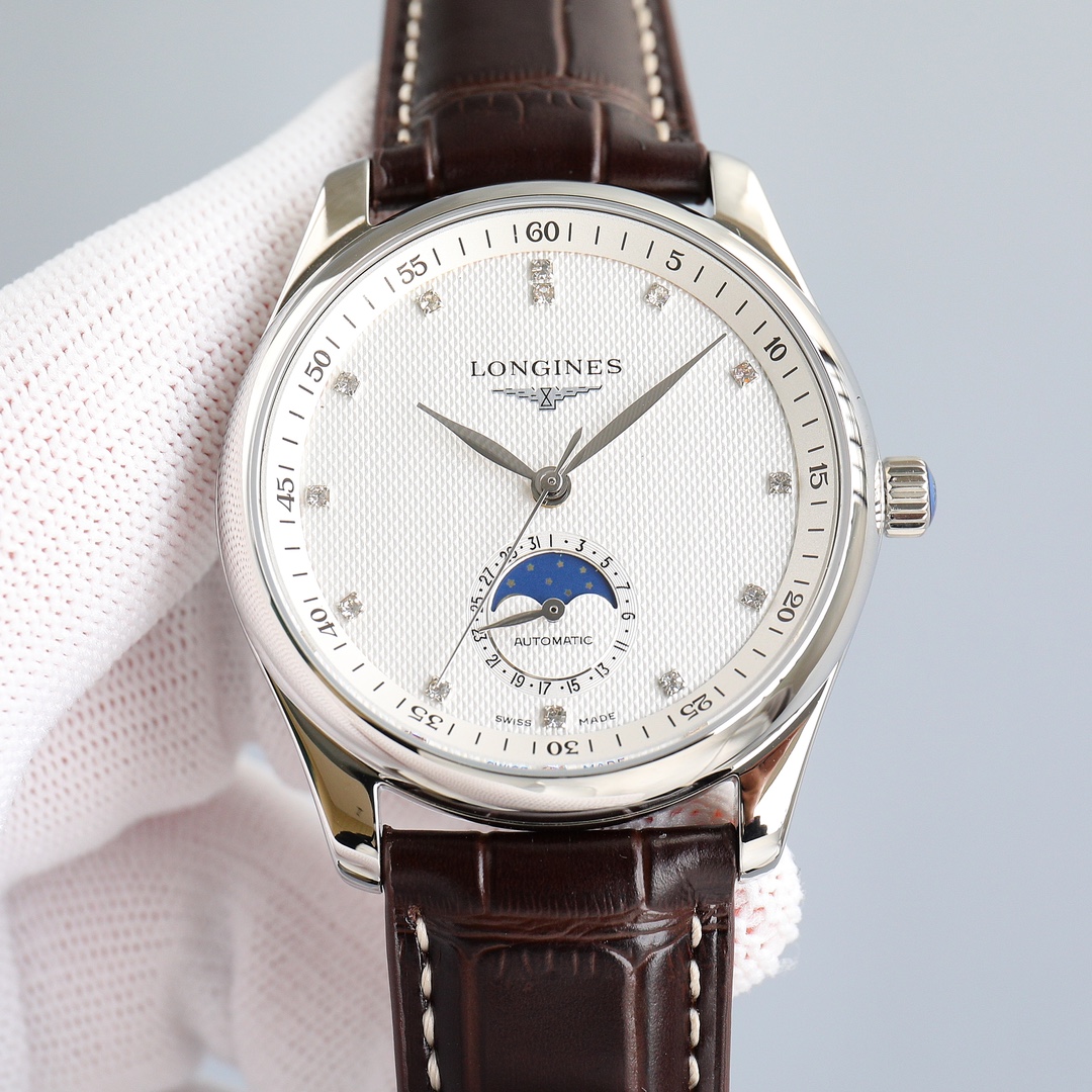 NO:143087,A brilliant work by the Taiwanese factory, the Longines famous craftsman series L2.909.4.78.3 moon phase watch debuted!  Simple and elegant, showing calmness!  [Case] ​​1. The watch size is 40X12mm. Tw does not miss any details, meticulously restores the unique elegant essence of the Mingjiang series case, so that the wearer can both stick to his hands and be comfortable during the wear process. 2. Willow-shaped blue steel quenching needle, the pattern and craftsmanship are synchronized with the authentic product. 3. The moon phase function at six o'clock is the same as the original, and the operation and debugging methods are in line with the original version. 4. The texture of the wheat ears on the dial is the same as the original, and the male and female cannot be distinguished by the naked eye. [Watch buckle] Italian calfskin strap is paired with Longines classic butterfly steel buckle. [Movement] uses a customized version of L899 movement, large and small plywood, and the balance wheel direction and function are exactly the same as the original version. Tw dual-repair masterpieces. Please appreciate all watch friends, top replicas, longines, cowhide19860909台湾厂出彩之作,浪琴名匠系列L2.909.4.78.3月相腕表压轴登场！简约优雅尽显从容气度！【表壳】 1.腕表尺寸40X12毫米.Tw不放过任何细节,一丝不苟的还原名匠系列表壳独特的优雅精髓,让佩戴者在佩戴过程中既贴手,且舒适. 2.柳叶形蓝钢淬火表针,版型和工艺均同步正品. 3.六点钟的月相功能与原装无二,均是一个月转一圈,操作和调试的方法吻合原版 4.表盘上的麦穗纹理同正品如出一格,肉眼无法辨雌雄.【表带扣】 意大利小牛皮表带搭配浪琴经典蝴蝶式精钢表扣.【机芯】 采用定制版L899机芯,大小夹板,摆轮方向包括功能全部和原装一模一样. Tw内外双修大作 敬请各路表友品鉴,顶级复刻,longines,cowhide,Watch