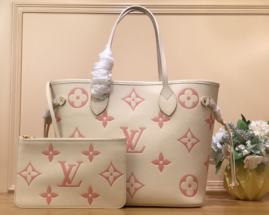 NO:767108,Top original order [Neverfull medium handbag] m21579 off-white (silk screen) M45685 This Neverfull medium handbag is made of Monogram Emreinte leather, which can add spring to the season's clothing. Tighten the ties on both sides to close the spacious space, or let it go to reveal a leisurely style. The long leather shoulder strap allows for comfortable carrying. Dimensions 31 x 28 x 14 cm  1031210011,19860909顶级原单【Neverfull 中号手袋】m21579 米白色（丝印）M45685 本款 Neverfull 中号手袋选用 Monogram Emreinte 皮革,可为当季着装增添盎然春意.收紧两侧系带可收拢宽敞空间,亦可放开流露悠闲格调.皮革长肩带实现舒适背携. 尺寸31 x 28 x 14 厘米 1031210011,,Bag