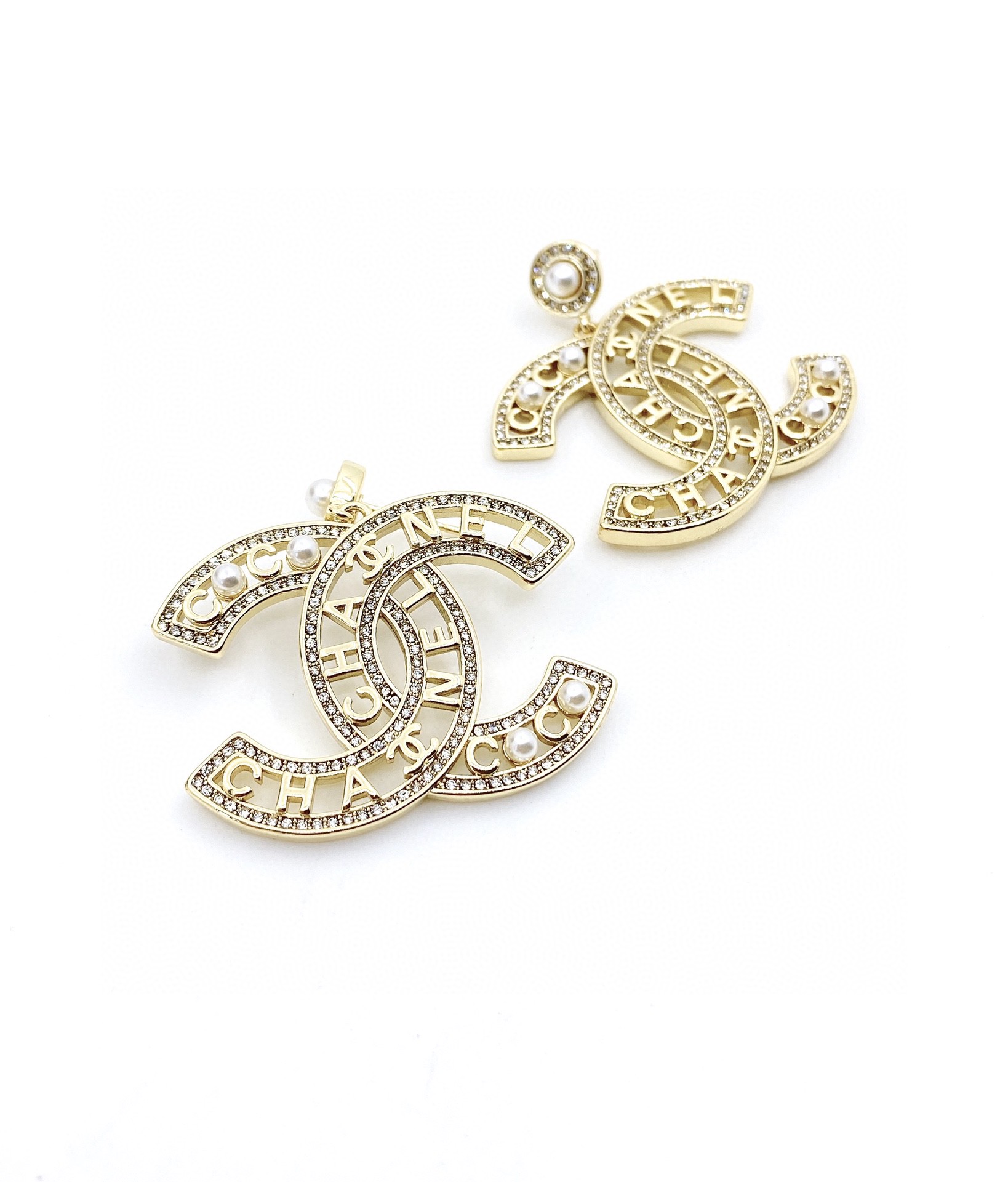 Chanel字母耳环925银针黄铜材
