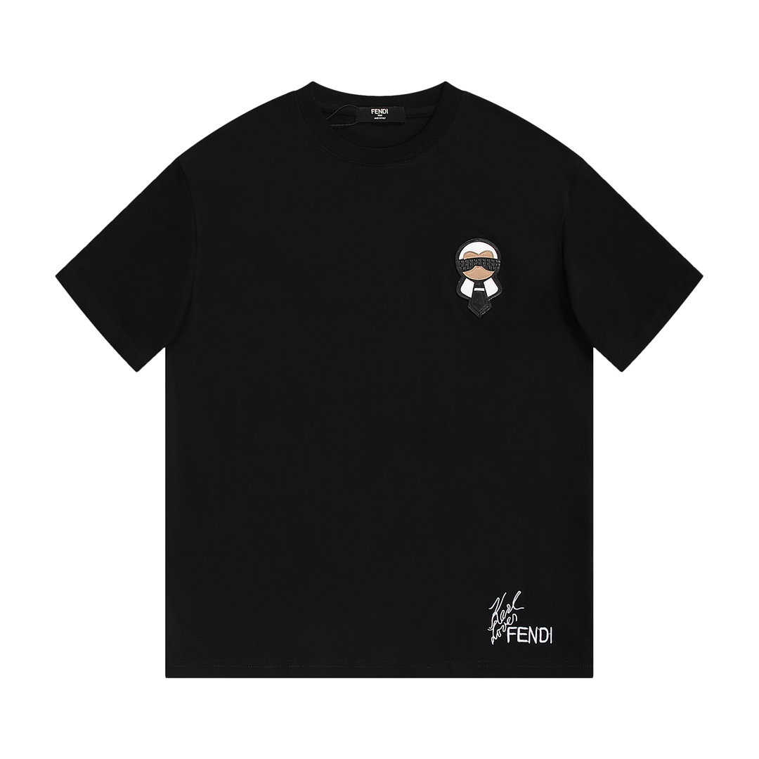 NO:128483,[New model is new 18611] Fendi Little Monster Lafayette spliced ​​small eyes glue-pressed applique couple short-sleeved T-shirt, the white and black logo double-sided display is super versatile!  The fabric is made of 240 grams of 32 combed cotton fabric. The weaving and dyeing process is extremely complex. Color: white. Black. Size: XS S M L,,fendi,T-shirt,tees,t-shirt,alexander wang.19860909【新款上新18611】 Fendi 小怪兽老佛爷拼接小眼睛压胶贴花情侣款短袖T恤,白色与黑色的logo双面展示超级百搭！ 面料采用240克32支精梳棉面料 先织后染工艺复杂极其复杂 颜色:白色 黑色 Size: XS S M L,,fendi,T-shirt,tees，t-shirt,alexander wang,Men's clothing