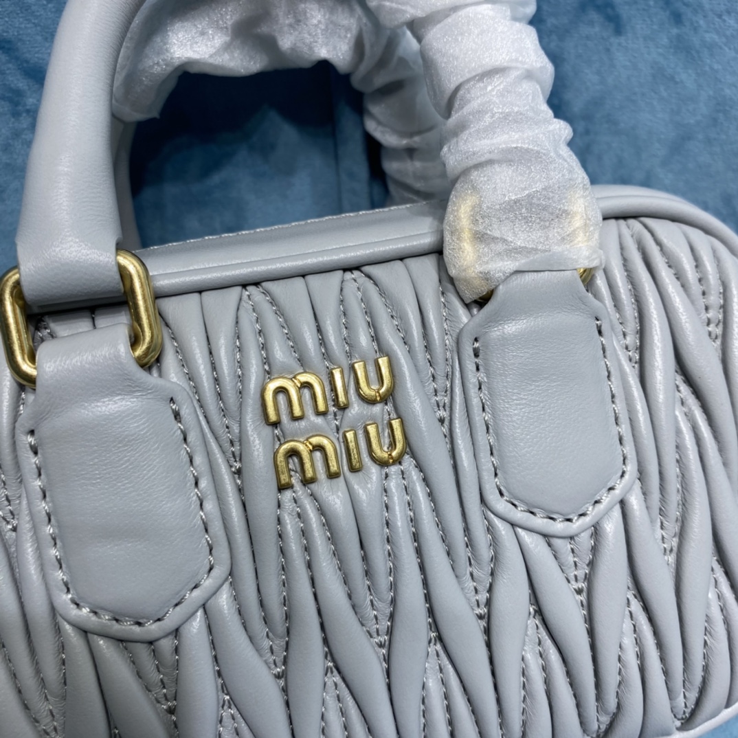 Miu Miu Classic Handcrafted Luxury Leather Shoulder Bag Ref 4