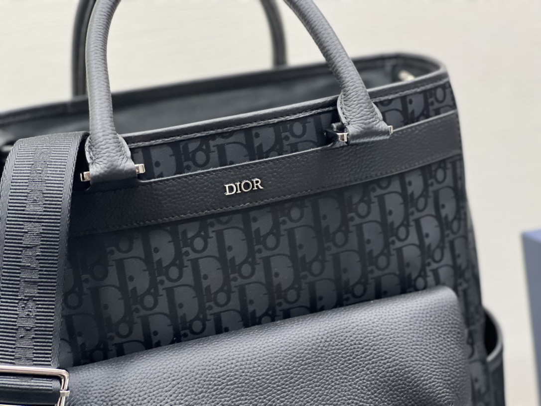 迪奥Dior顶级进口原厂防水布手提单肩挂包Explorer系列通体饰有黑色Oblique印花正面饰有黄铜