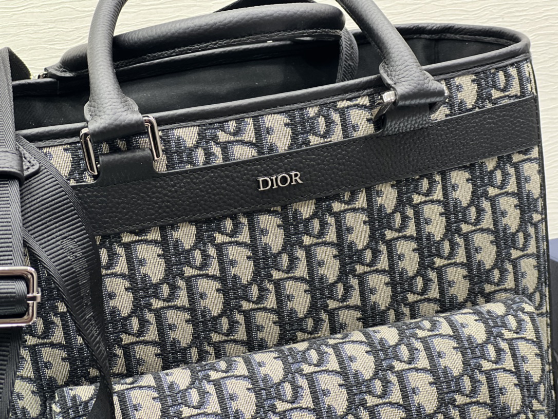 迪奥Dior顶级进口原厂刺绣手提单肩挂包Explorer系列通体饰有米色和黑色Oblique印花正面饰有