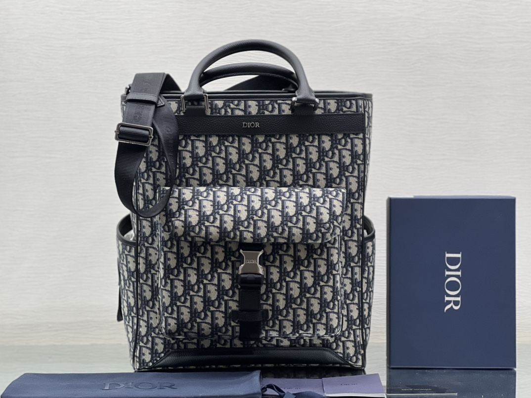 迪奥Dior顶级进口原厂刺绣手提单肩挂包Explorer系列通体饰有米色和黑色Oblique印花正面饰有