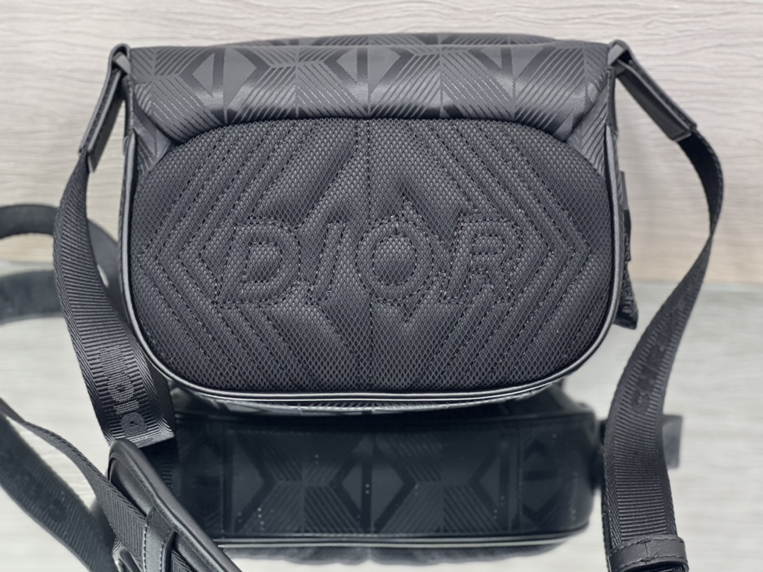 迪奥Dior顶级进口原厂牛皮革单肩斜挎包这款DiorExplorer手袋搭配肩带是本季新品灵感源自经典的