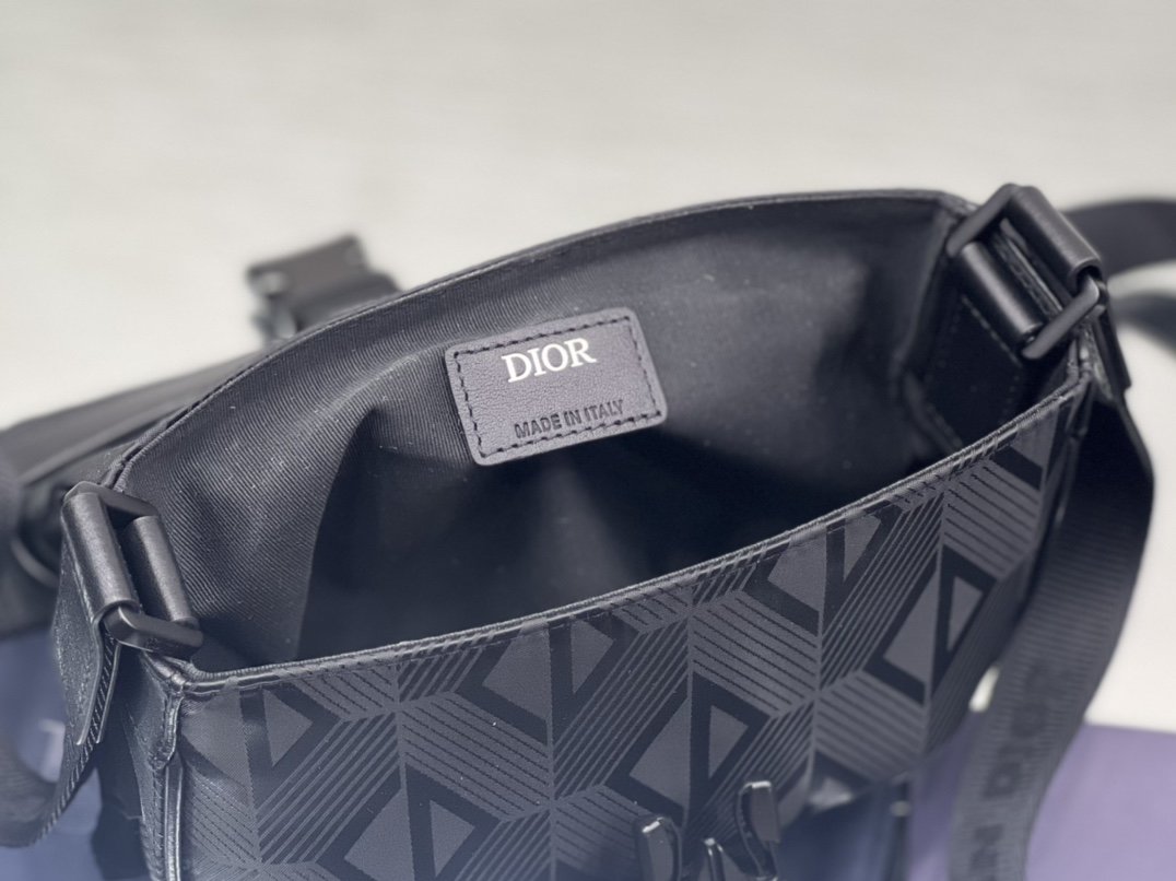 迪奥Dior顶级进口原厂牛皮革单肩斜挎包这款DiorExplorer手袋搭配肩带是本季新品灵感源自经典的