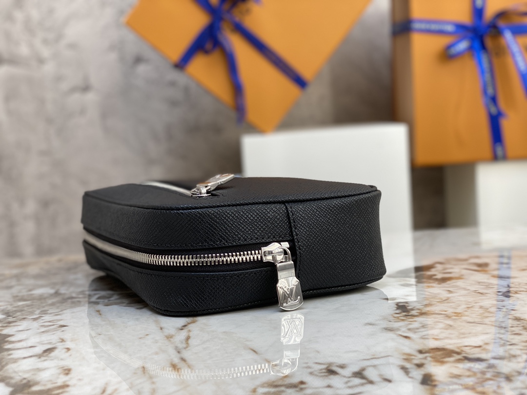Louis Vuitton The top original M30441 Cross Pattern Clutch Series Pochette Kasai Clutch is made of fine-textured Taiga leather to create a compac