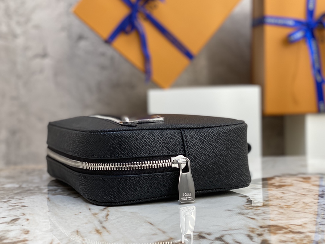 Louis Vuitton The top original M30441 Cross Pattern Clutch Series Pochette Kasai Clutch is made of fine-textured Taiga leather to create a compac
