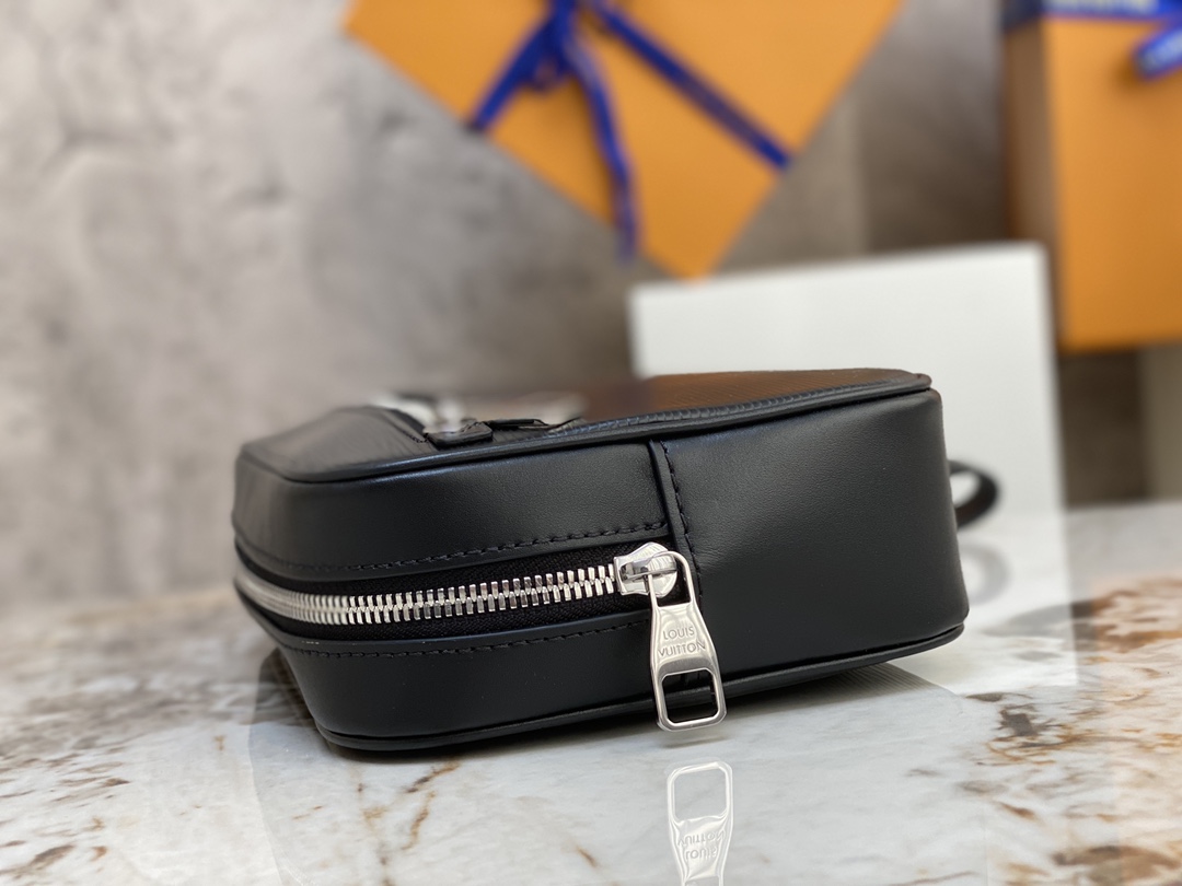 Louis Vuitton Top original M51726 water ripple handbag clutch series Pochette Kasai clutch bag is made of fine-textured Taiga leather to create a