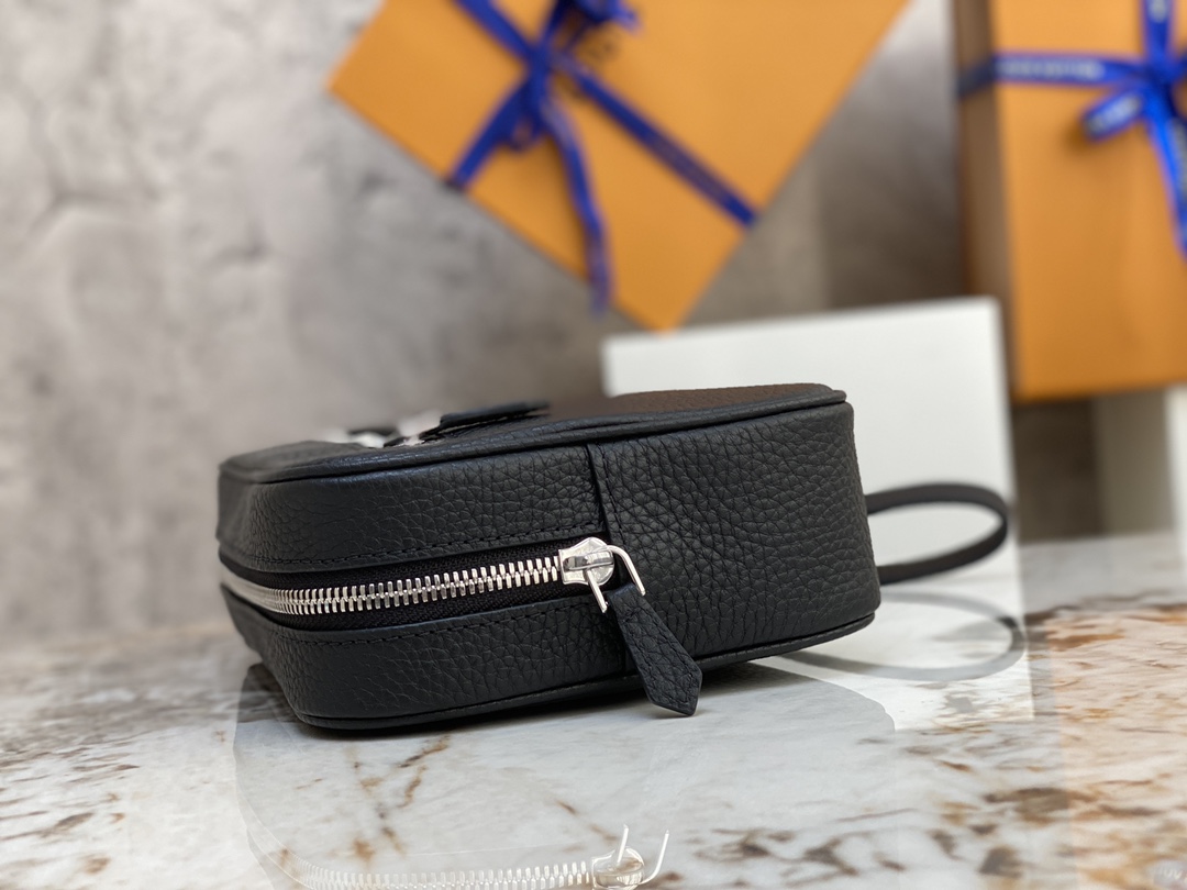 Louis Vuitton The top-quality original M41663 pebbled handbag clutch series Pochette Kasai clutch bag is made of fine-textured Taiga leather to c