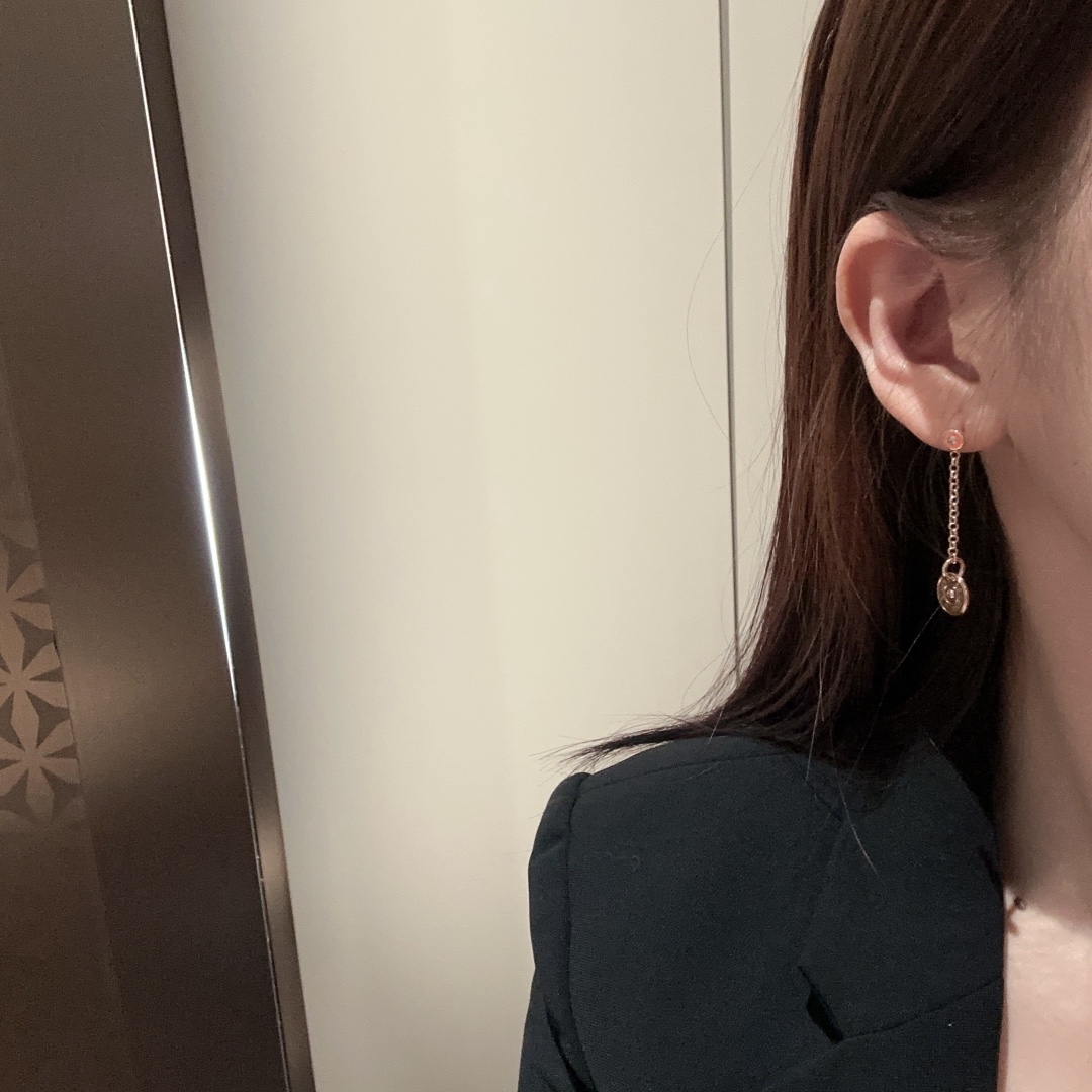 NO:677892,HE004# Saddle nail diamond earrings, love high-end jewelry craftsmanship, classic saddle nails, casual and versatile items, earrings, Cartier high-end jewelry19860909HE004#马鞍钉钻石耳环 爱高级珠宝工艺 经典马鞍钉 休闲百搭单品,,earrings,卡迪亚高端饰品,Jewelry
