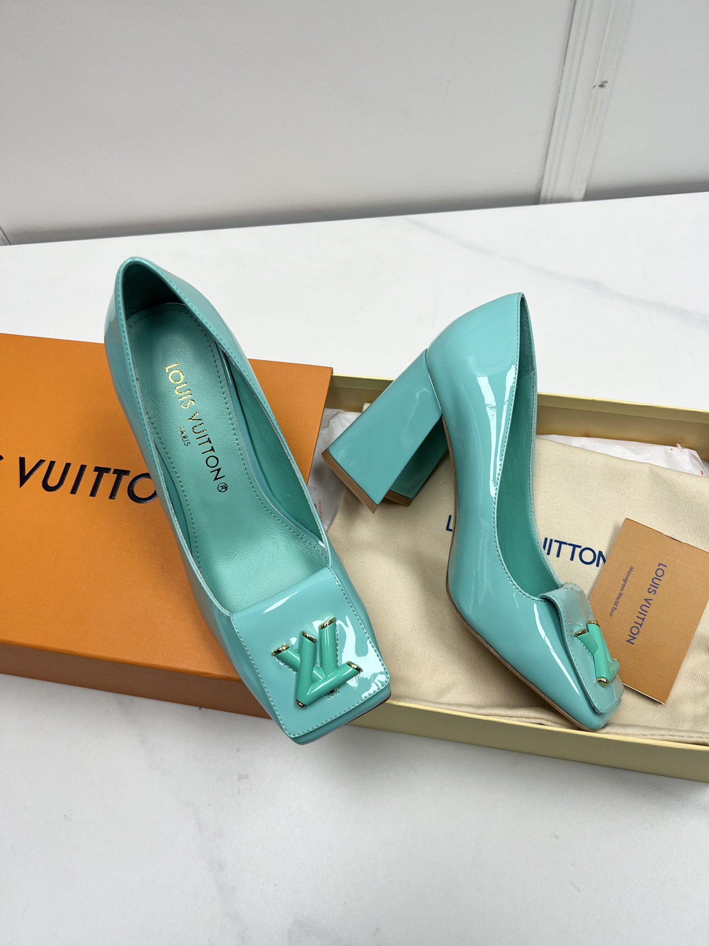 Louis Vuitton Escarpins À Talons Hauts Chaussures À Couche Unique 1: 1 réplique en gros
 Genuine Leather Peau de chèvre Cuir verni mouton Série printemps Vintage