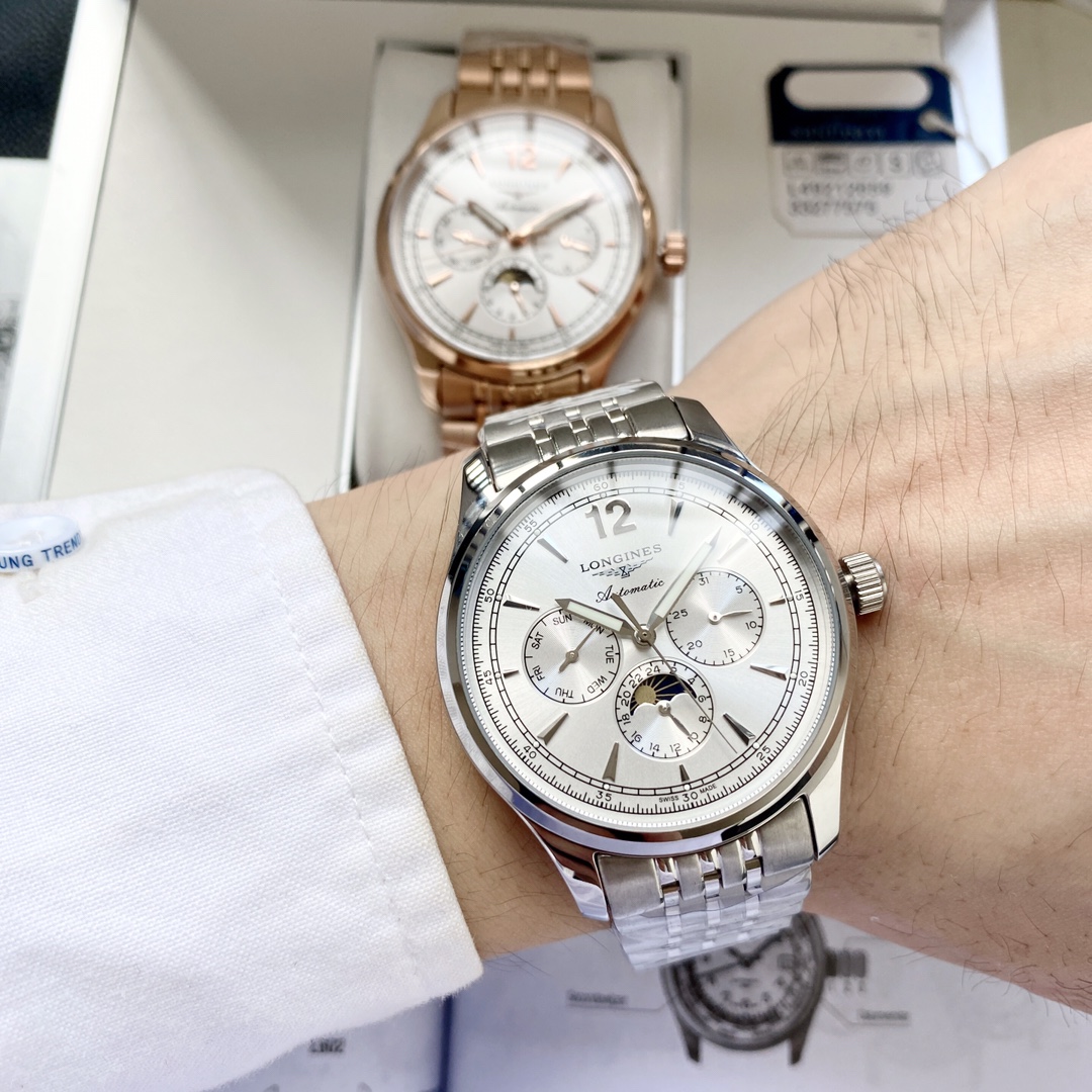 NO:393994,White shell, rose gold, steel belt. New Isomiya, multi-functional moon phase. There are weekly at 3:6:9:00, each with a 24-hour moon phase function. It adopts 3836 movement (stable and accurate when walking). The side of the shell adopts wire drawing technology to make the whole more refined and durable. [Newly upgraded, classic and versatile] Longines Men's watch Fully automatic mechanical movement Mineral reinforced glass 316L stainless steel case 316L stainless steel strap (the strap has more wire drawing technology) Fashion design Business and casual Size: 40mm diameter, 12mm thickness, excellent production, must be a boutique,,longines19860909白壳,玫瑰金,钢带. 新款伊索米亚,多功能月相 3点6点9点位置分别设有星期 日期 24小时月相功能 采用3836机芯(稳定 走时精准) 壳侧身更是采用了拉丝工艺 让整体更加精致 耐用【全新升级 经典百搭】浪琴-Longines 男士腕表 全自动机械机芯 矿物强化玻璃 316L精钢表壳 316L精钢表带 (表带更有拉丝工艺) 时尚设计 商务休闲 尺寸:直径40mm 厚度12mm 卓越出品 必是精品,,longines,Watch
