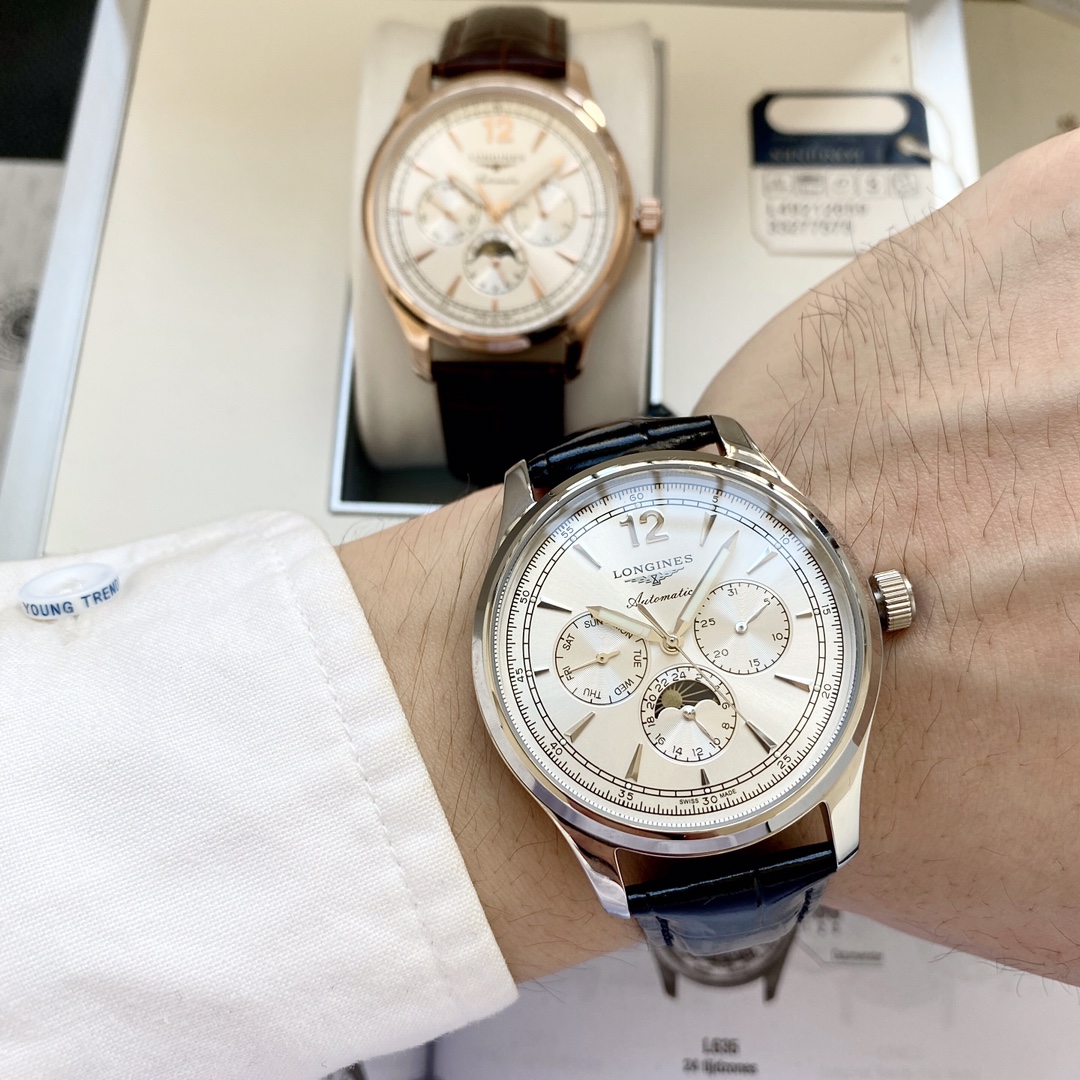 NO:393991,White shell, rose gold, steel belt. New Isomiya, multi-functional moon phase. There are weekly at 3:6:9:00, each with a 24-hour moon phase function. It adopts 3836 movement (stable and accurate when walking). The side of the shell adopts wire drawing technology to make the whole more refined and durable. [Newly upgraded, classic and versatile] Longines-Longines Men's watch Fully automatic mechanical movement Mineral reinforced glass 316L stainless steel case Imported cowhide strap (the back of the leather strap has the same color and leather pattern) Fashion design Business and casual Size: 40mm diameter, 12mm thickness, excellent production, must be a boutique,, longines, cowhide19860909白壳,玫瑰金,钢带. 新款伊索米亚,多功能月相 3点6点9点位置分别设有星期 日期 24小时月相功能 采用3836机芯(稳定 走时精准) 壳侧身更是采用了拉丝工艺 让整体更加精致 耐用【全新升级 经典百搭】浪琴-Longines 男士腕表 全自动机械机芯 矿物强化玻璃 316L精钢表壳 意大利进口牛皮表带 (皮表带背面更有同色皮纹) 时尚设计 商务休闲 尺寸:直径40mm 厚度12mm 卓越出品 必是精品,,longines,cowhide,Watch