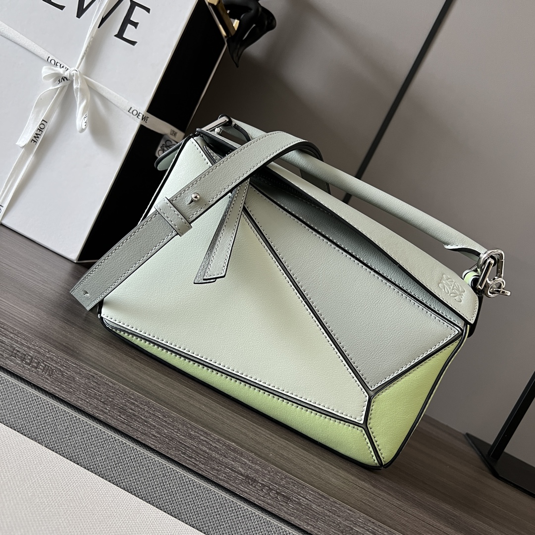 NO:192177,Satin cowhide leather puzzle handbag new color Cuboid shape and precise cutting technology create Puzzle unique geometric lines This small version is made of contrasting cowhide leather Small Puzzle can hold for example a large wallet, mobile phones and sunglasses of all sizes, shoulder or crossbody* hand hold or top handle carrying* adjustable shoulder straps, removable* One internal insert bag and one external rear zipper pocket* Cowhide zipper head* Herringbone cotton canvas lining Anagram embossed size: 24*10.5*16CM Model 261801 (with full package), geometric bag 24cm small, wallets, cowhide19860909缎面牛皮革puzzle手袋新色 长方体形状和精确的切割技术创造了 Puzzle 独特的几何线条这个小尺寸版本采用对比色牛皮革制成小号Puzzle可以容纳例如一只大号钱包,所有尺寸的手机和太阳镜,肩背或斜挎*手拿或顶部提手携带*肩带可调节,可拆卸*一个内部插袋和一个外部后方拉链口袋*牛皮革拉链头*人字纹棉质帆布衬里Anagram 压纹 size:24*10.5*16CM 型号261801（配全套包装）,几何包24cm小号,wallets,cowhide,Bag