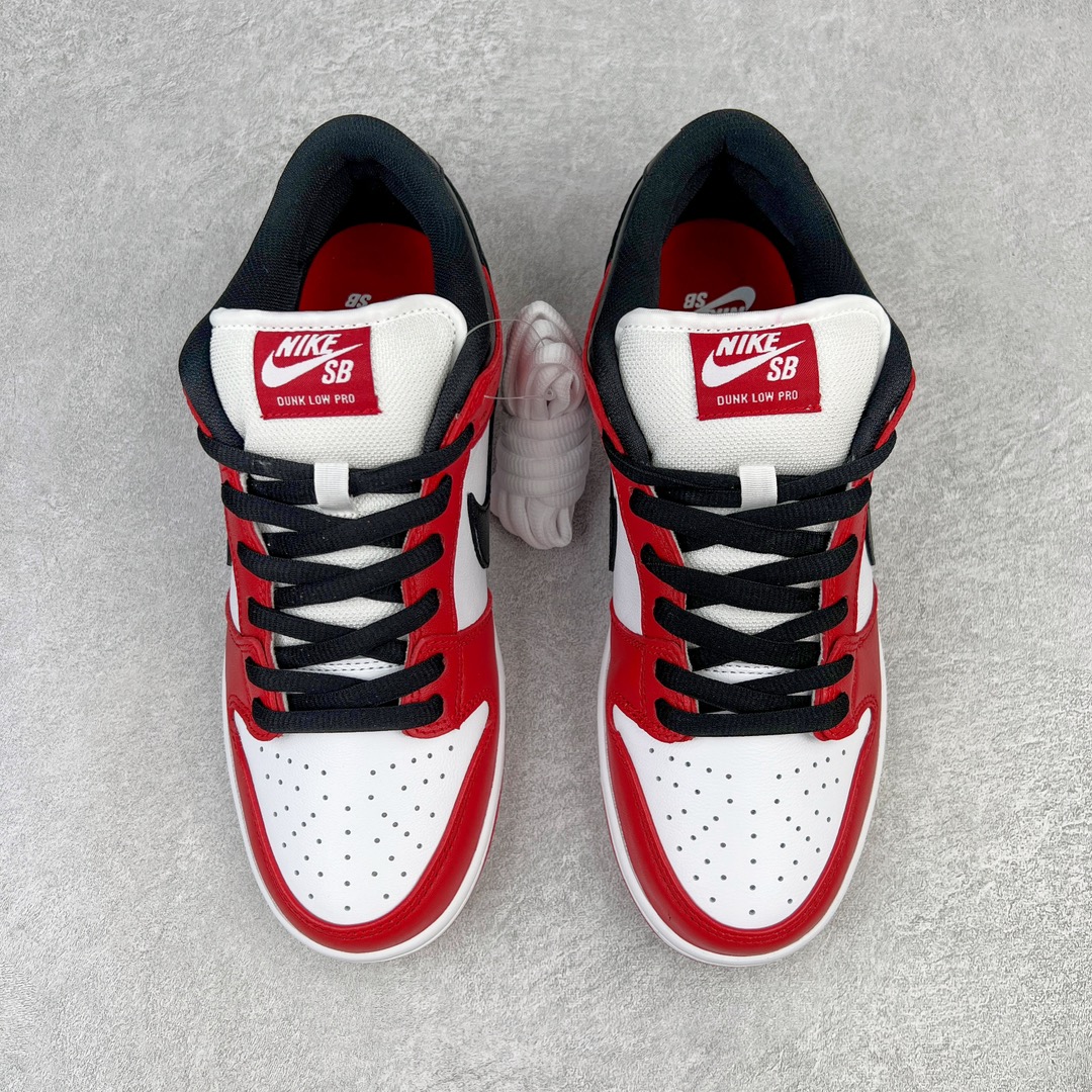 图片[2]-零售💰390 ＃M纯原 NK SB Dunk Low 芝加哥黑白红 BQ6817-600 圈内最强 零售首选 独家原厂航空铝磨具打磨大底 鞋头坡度极致还原 原盒原配 圈内天花板工艺 原厂冲刀 超高清洁度 全鞋零毛边皮料切割 全套原楦原模倾力打造完美版型 采用原厂百宏鞋带以及原厂百宏织唛舌标 内标可供原厂几率过验 原厂中底布黄色点胶 原厂中底布拉帮走线遵循公司‼️SIZE：36 36.5 37.5 38 38.5 39 40 40.5 41 42 42.5 43 44 44.5 45 46 47.5 编码：by3936090-运动鞋