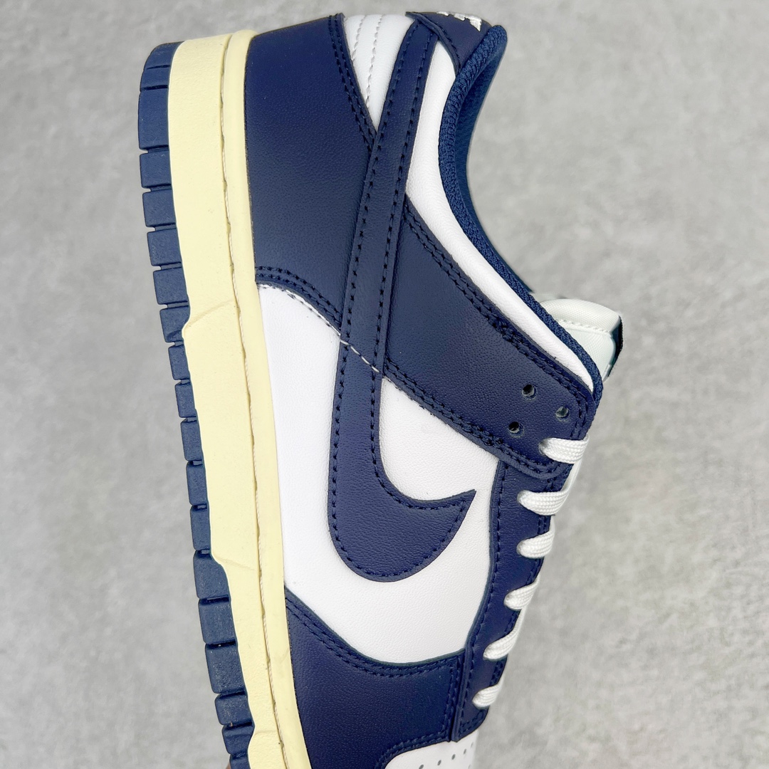 图片[5]-零售💰180 ＃G版福利特价‼NK Dunk Low \”Vintage Navy\” 海军蓝做旧 DD1503-115 毫无疑问市场中端王者 口碑大厂出品 品控大底版型不断改良更新 全套原纸板楦头开发 确保原汁原味 完美呈现DUNK版型 一比一鞋头弧度高度鞋身弧度 此版本只针对中端市场 皮料材质有所更替 其他数据细节工艺流程均保持一致 绝不口嗨 细节品控鞋型随意对比 独家私模官方第六代原厂航空铝磨具打磨大底 鞋头坡度极致还原 无解鞋型 原盒原配 圈内天花板工艺 原厂玻璃冲刀 超高清洁度 全鞋零毛边皮料切割 原厂中底布点胶 中底布拉帮走线遵循公司 SIZE：35.5 36 36.5 37.5 38 38.5 39 40 40.5 41 42 42.5 43 44 44.5 45 46 47.5 编码：by1936080-运动鞋