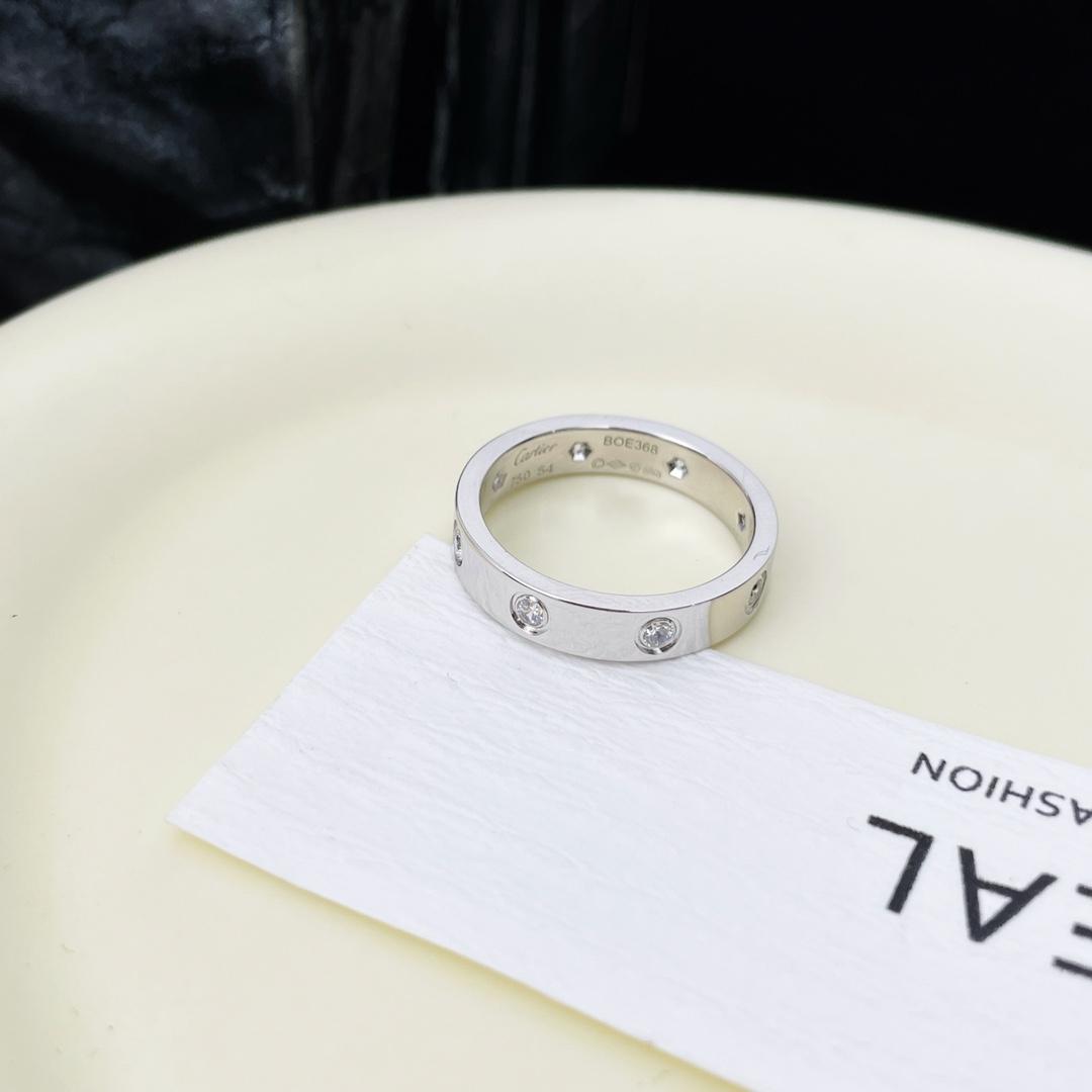批发价💰145 (925银材质)
奢品推荐 love 窄式8钻love对戒💍(尺寸5678美号)
✨现在的情侣十有八九都会选择love戒指,搭配感十足,为平时生活佩戴方便。
love系列日常佩戴还是很百搭的,高级感螺丝钻戒,坚韧又温柔,简简单单超级百搭。
blinhbling✨满天星光✨
比起钻戒来说算低调奢华,只要给她点光,她就灿烂得不行不行呢。同时婚戒也能轻松驾驭,适合任何场合的一款经典
ZP对于原价:💰30800