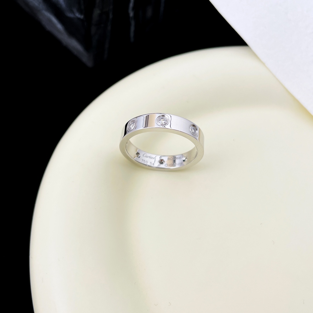 批发价💰145 (925银材质)
奢品推荐 love 窄式8钻love对戒💍(尺寸5678美号)
✨现在的情侣十有八九都会选择love戒指,搭配感十足,为平时生活佩戴方便。
love系列日常佩戴还是很百搭的,高级感螺丝钻戒,坚韧又温柔,简简单单超级百搭。
blinhbling✨满天星光✨
比起钻戒来说算低调奢华,只要给她点光,她就灿烂得不行不行呢。同时婚戒也能轻松驾驭,适合任何场合的一款经典
ZP对于原价:💰30800