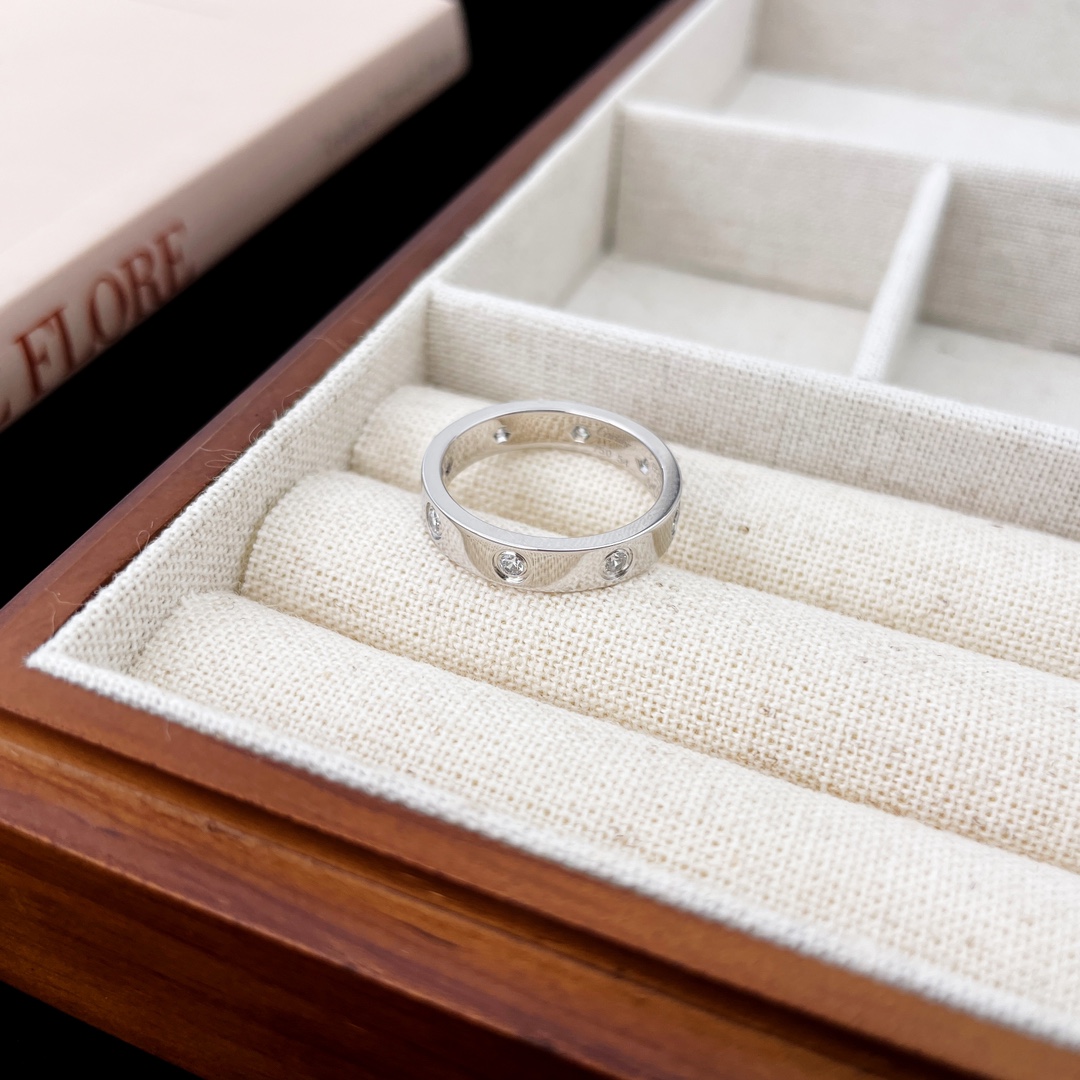 批发价💰145 (925银材质)
奢品推荐 love 窄式8钻love对戒💍(尺寸5678美号)
✨现在的情侣十有八九都会选择love戒指,搭配感十足,为平时生活佩戴方便。
love系列日常佩戴还是很百搭的,高级感螺丝钻戒,坚韧又温柔,简简单单超级百搭。
blinhbling✨满天星光✨
比起钻戒来说算低调奢华,只要给她点光,她就灿烂得不行不行呢。同时婚戒也能轻松驾驭,适合任何场合的一款经典
ZP对于原价:💰30800