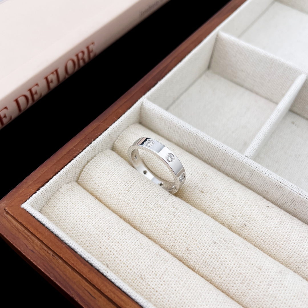 批发价💰145 (925银材质)
奢品推荐 love 窄式8钻love对戒💍(尺寸5678美号)
✨现在的情侣十有八九都会选择love戒指,搭配感十足,为平时生活佩戴方便。
love系列日常佩戴还是很百搭的,高级感螺丝钻戒,坚韧又温柔,简简单单超级百搭。
blinhbling✨满天星光✨
比起钻戒来说算低调奢华,只要给她点光,她就灿烂得不行不行呢。同时婚戒也能轻松驾驭,适合任何场合的一款经典
ZP对于原价:💰30800