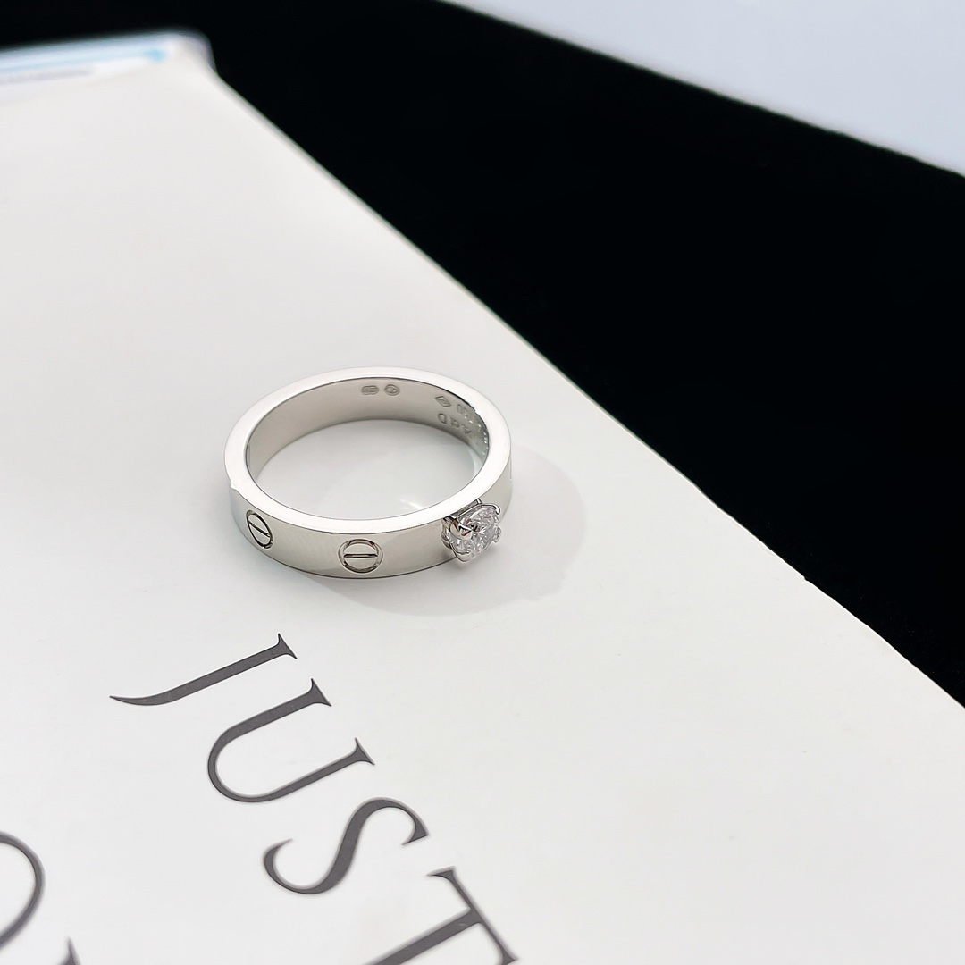 批发价💰160(925银材质)
奢品推荐 love单钻50分钻戒💍(尺寸56789美号)
✨现在的情侣十有八九都会选择love戒指,搭配感十足,为平时生活佩戴方便。
love系列日常佩戴还是很百搭的,高级感螺丝钻戒,坚韧又温柔,简简单单超级百搭。
blinhbling✨满天星光✨
比起钻戒来说算低调奢华,只要给她点光,她就灿烂得不行不行呢。同时婚戒也能轻松驾驭,适合任何场合的一款经典
