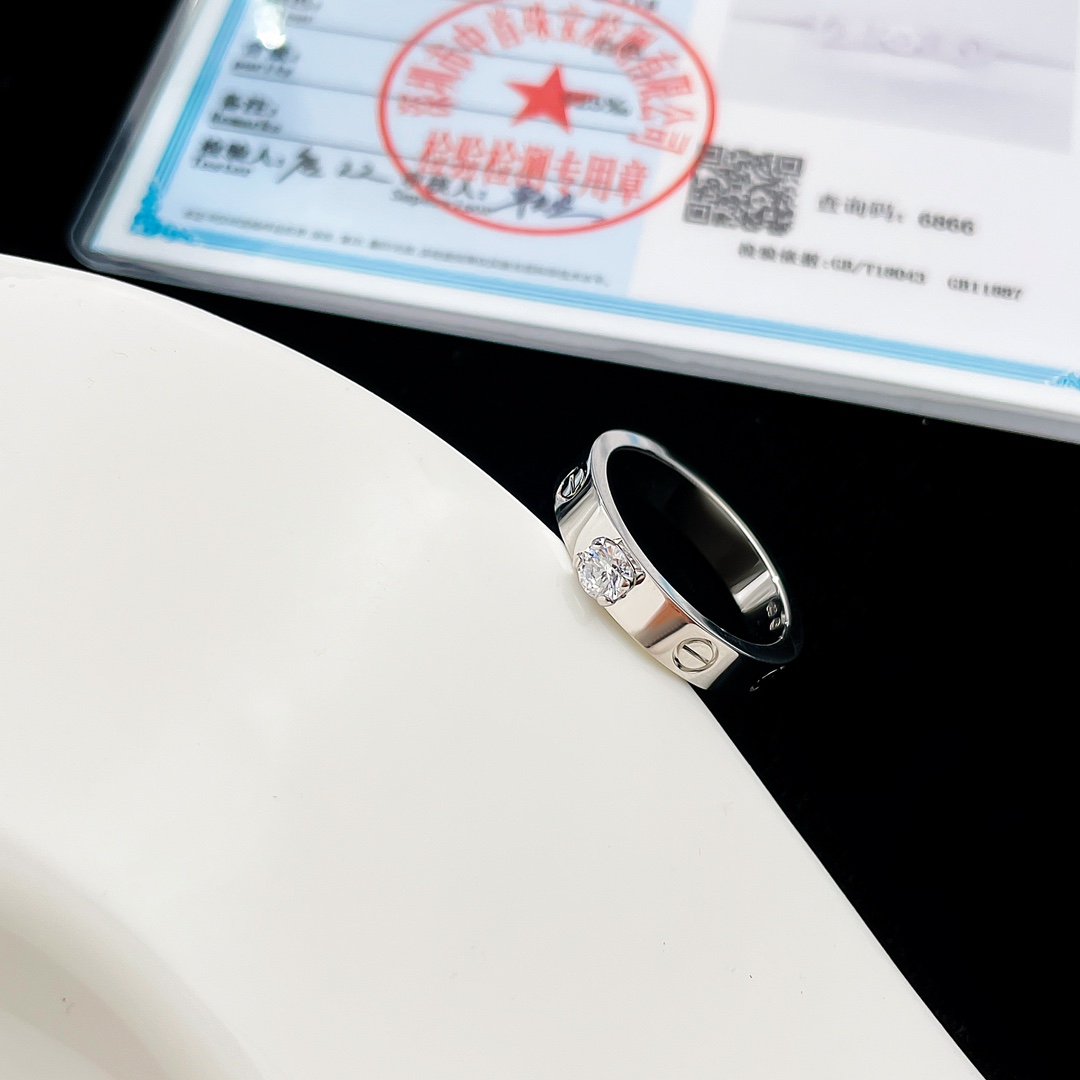 批发价💰160(925银材质)
奢品推荐 love单钻50分钻戒💍(尺寸56789美号)
✨现在的情侣十有八九都会选择love戒指,搭配感十足,为平时生活佩戴方便。
love系列日常佩戴还是很百搭的,高级感螺丝钻戒,坚韧又温柔,简简单单超级百搭。
blinhbling✨满天星光✨
比起钻戒来说算低调奢华,只要给她点光,她就灿烂得不行不行呢。同时婚戒也能轻松驾驭,适合任何场合的一款经典