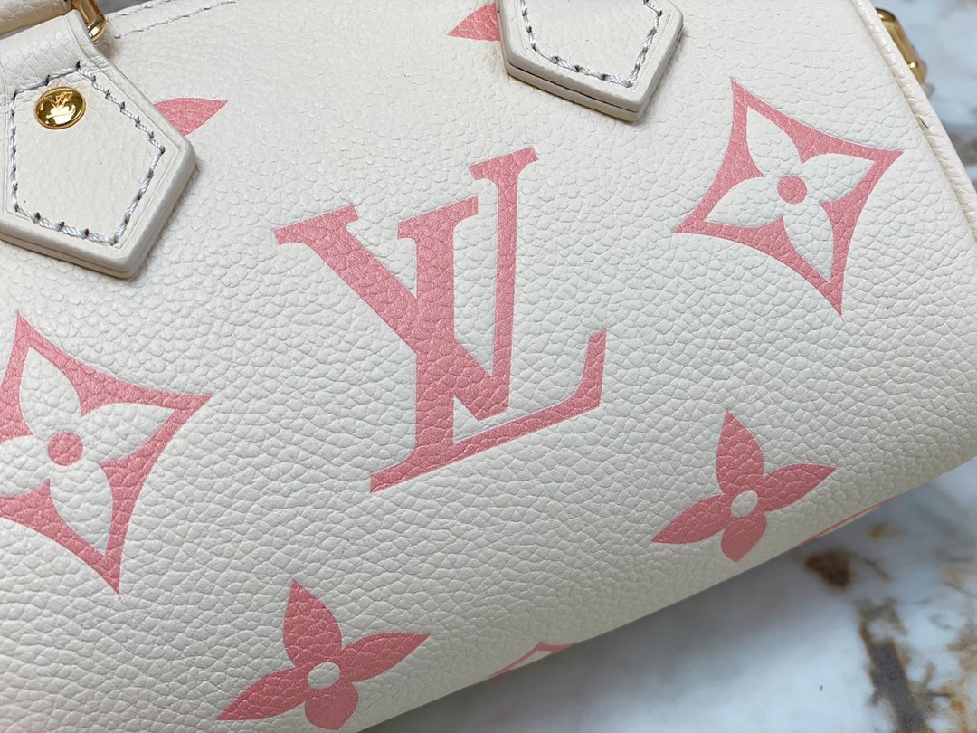 顶级原单M81625奶油白粉色丝印枕头包系列以经典的Monogram帆布制成的NanoSpeedy手袋散