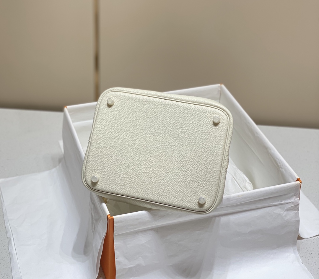 Hermes Picotin Lock 22 Handbag: White Wool, Original Leather, Practical Design 5 i1673255065 1545 3