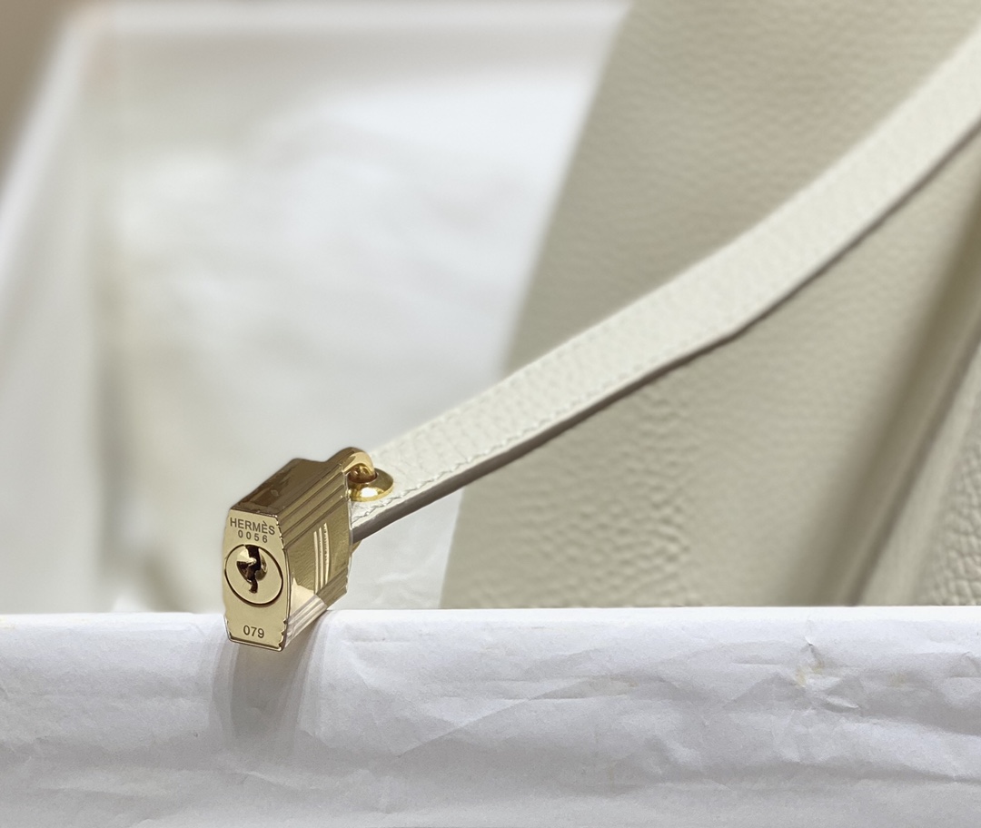 Hermes Picotin Lock 22 Handbag: White Wool, Original Leather, Practical Design 7 i1673255065 3426 5