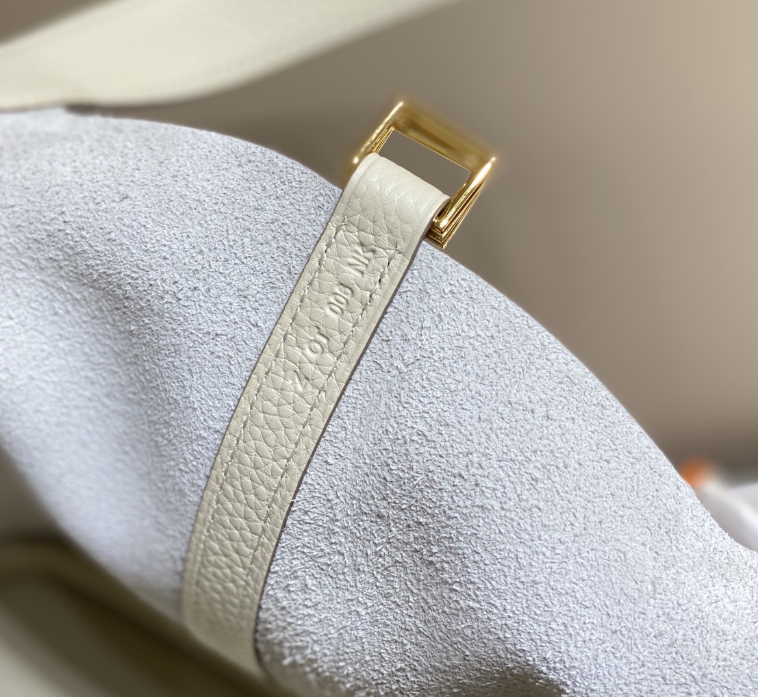 Hermes Picotin Lock 22 Handbag: White Wool, Original Leather, Practical Design 9 i1673255065 9510 7