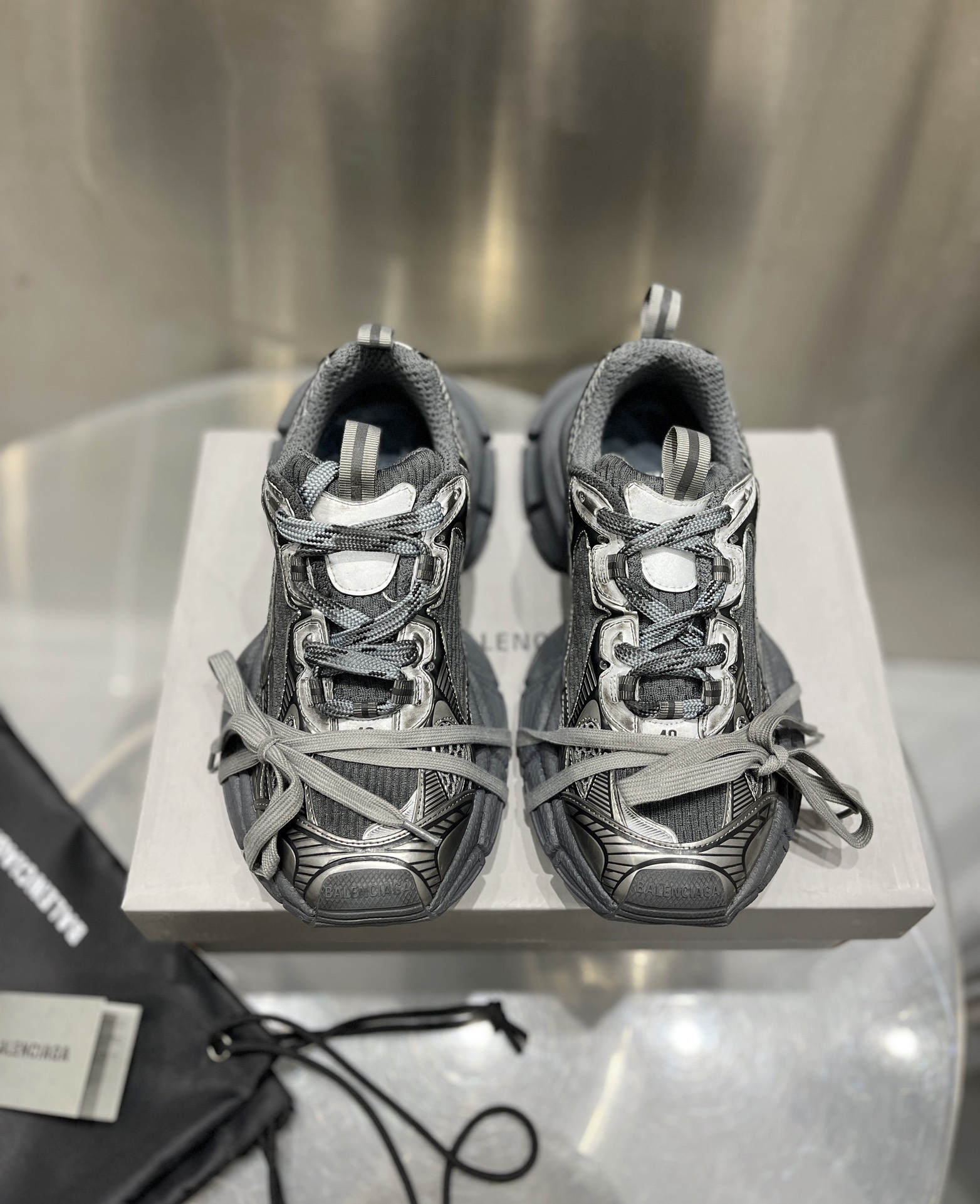 ⚠️Balenciaga versión superior de los nuevos zapatos para papá de Balenciaga, diseño de correa en la puntera, estilo pas…
