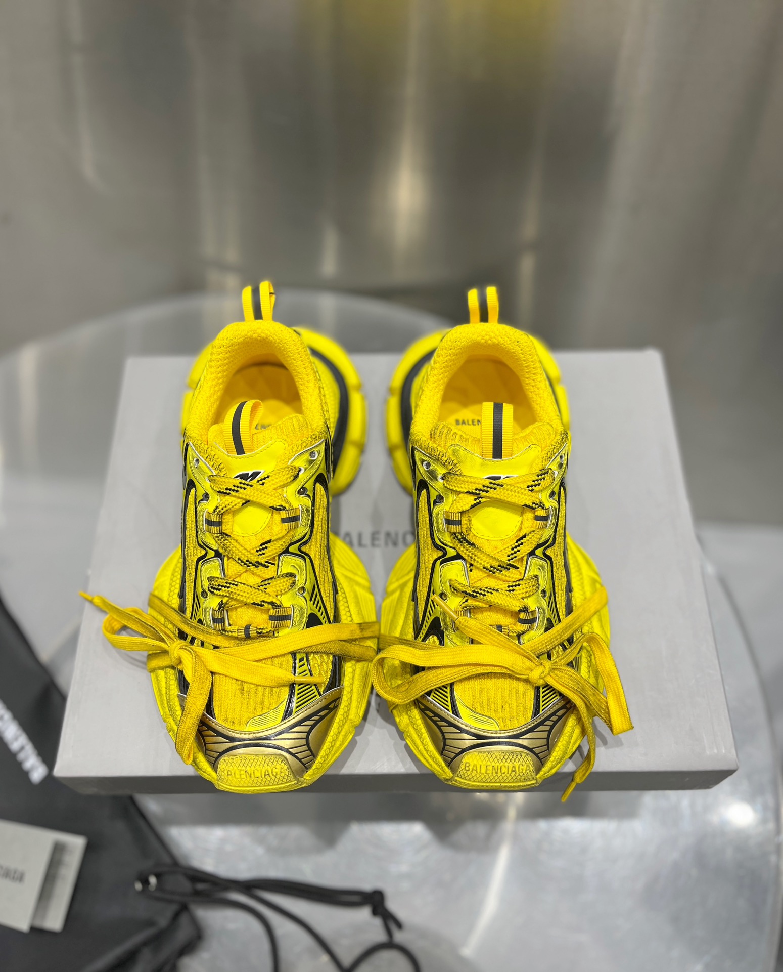 ⚠️Balenciaga versión superior de los nuevos zapatos para papá de Balenciaga, diseño de correa en la puntera, estilo pas…